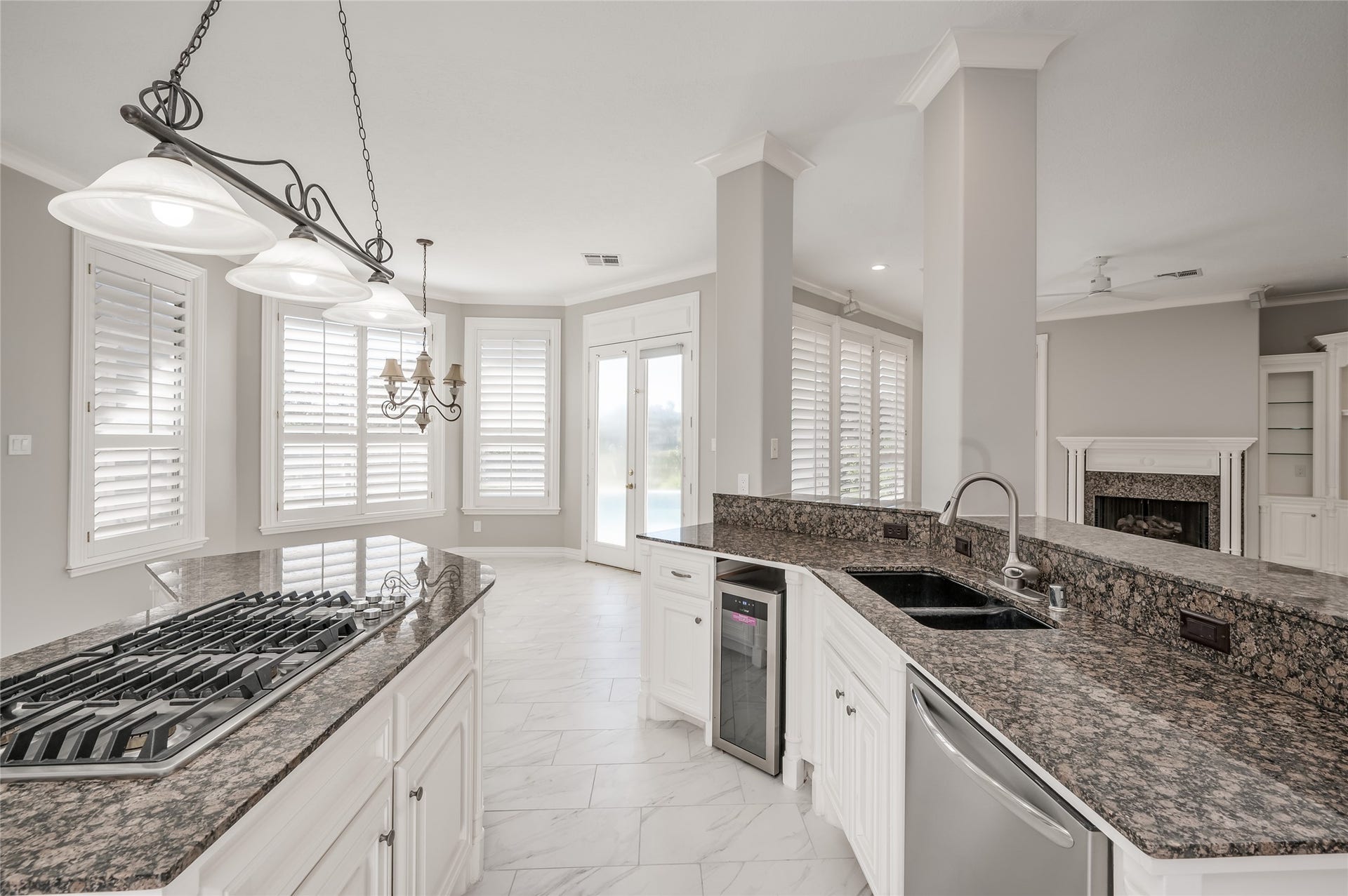 86 Pipers Walk, Sugar Land, TX 77479 The cook has a view into multiple rooms and can converse with family and friends while preparing meals. A new dishwasher was installed in 2024.