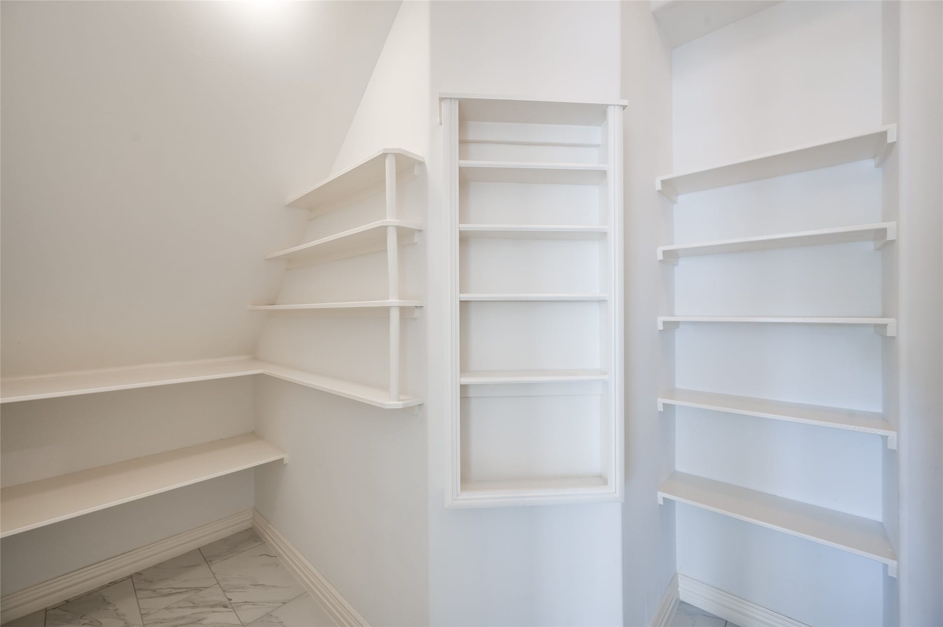 86 Pipers Walk, Sugar Land, TX 77479 Huge walk-in pantry.
