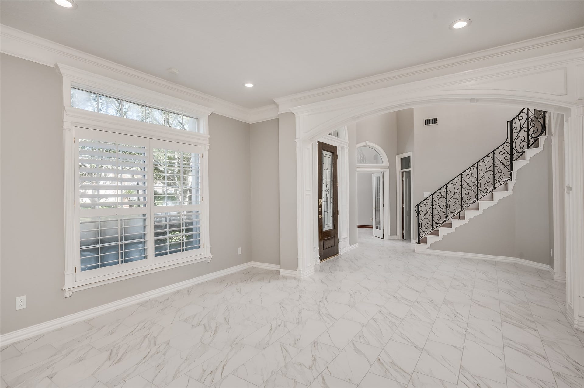 86 Pipers Walk, Sugar Land, TX 77479 Neutral paint palette in the formal living room and throughout the home.