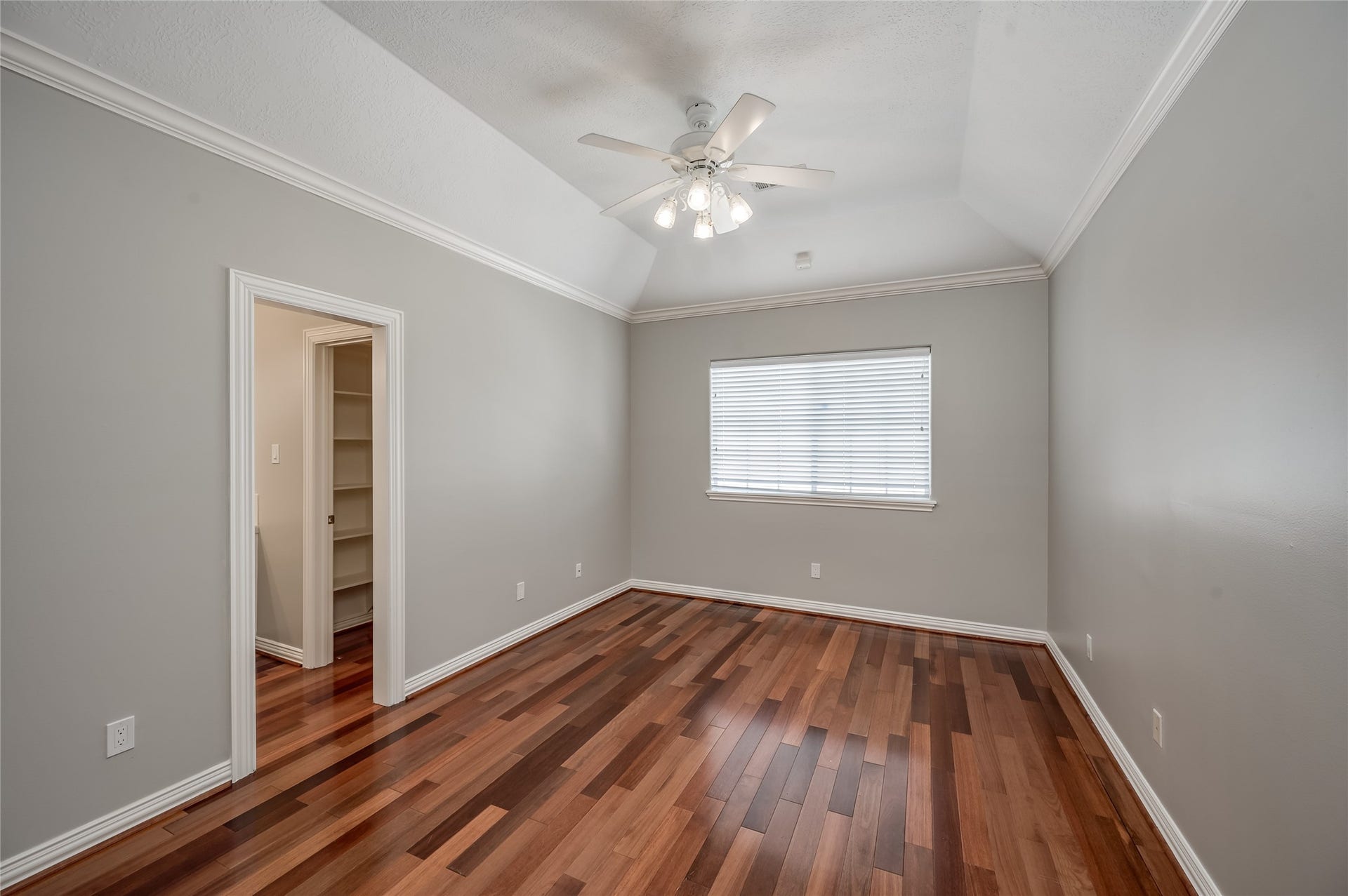 86 Pipers Walk, Sugar Land, TX 77479 All secondary bedrooms are spacious and each one has its own distinctive features.