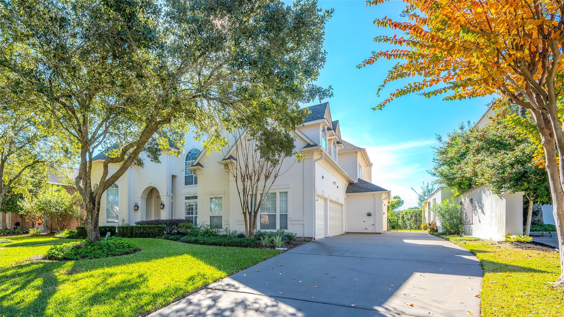 86 Pipers Walk, Sugar Land, TX 77479 Double wide driveway leads to a side entry attached 3-car garage.