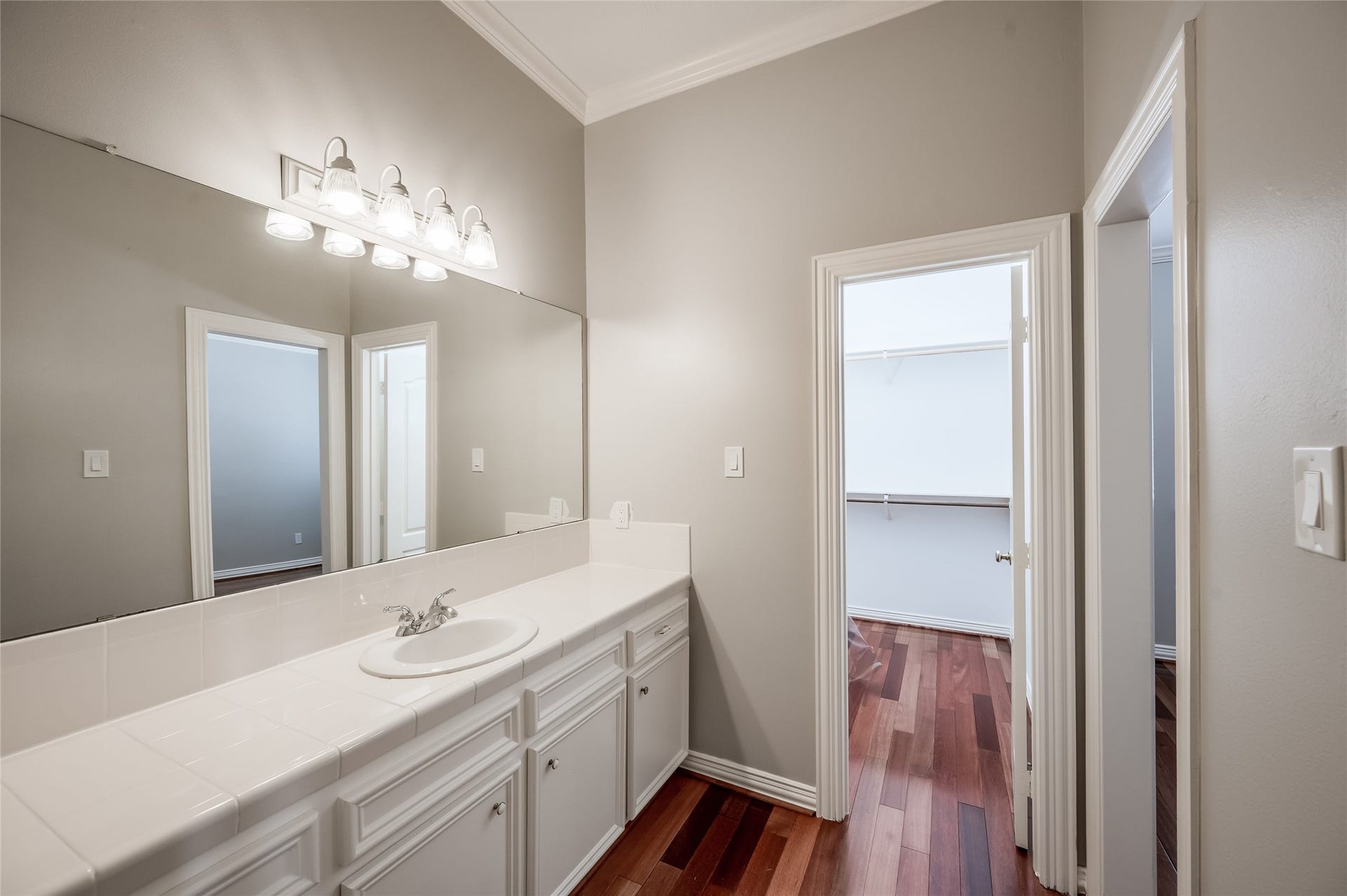 86 Pipers Walk, Sugar Land, TX 77479 En suite Hollywood bathroom shared by two bedrooms. Each bedroom has its own vanity area and walk-in closet.