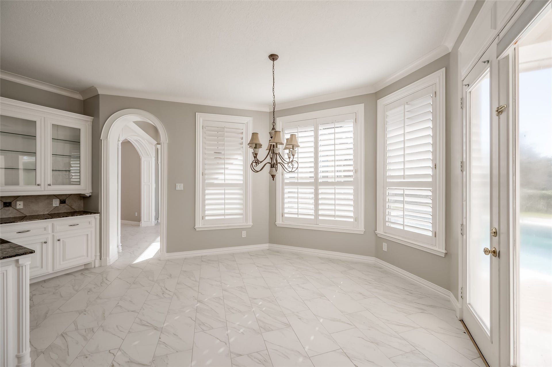 86 Pipers Walk, Sugar Land, TX 77479 An elegant arched entryway leads from the kitchen to the formal dining room.