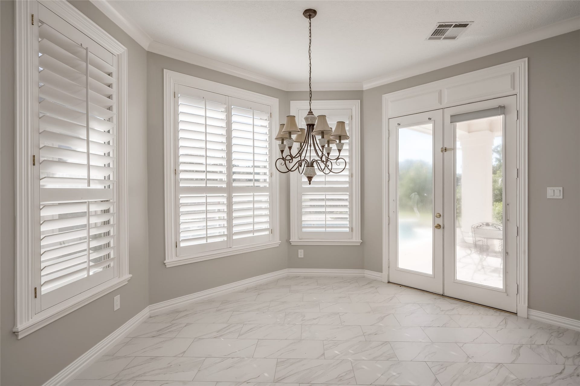 86 Pipers Walk, Sugar Land, TX 77479 Breakfast room with French doors to the patio and pool area.