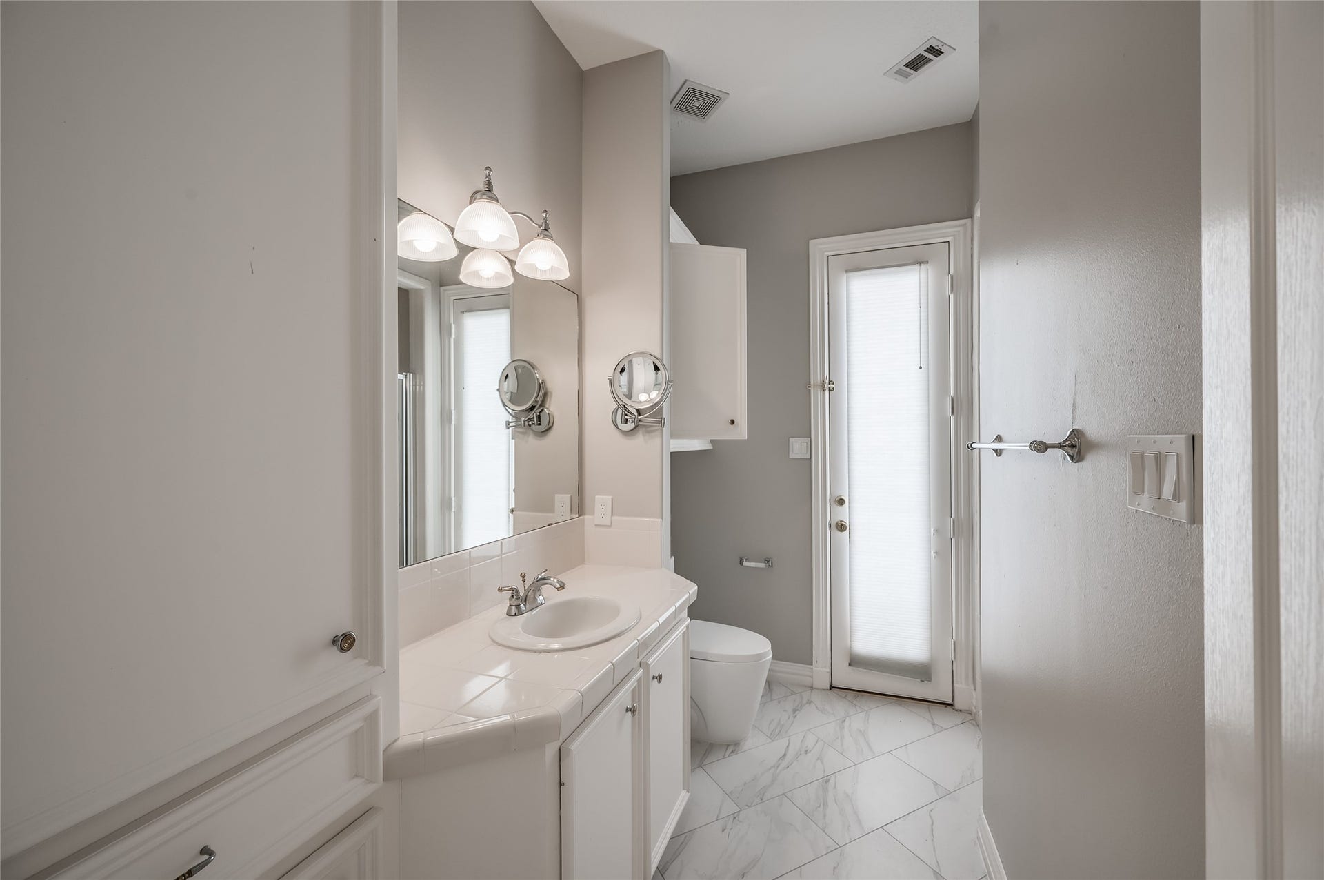 86 Pipers Walk, Sugar Land, TX 77479 Two full and one half bath on the 1st floor. This full bathroom features a shower and has a door to the exterior great for pool parties!