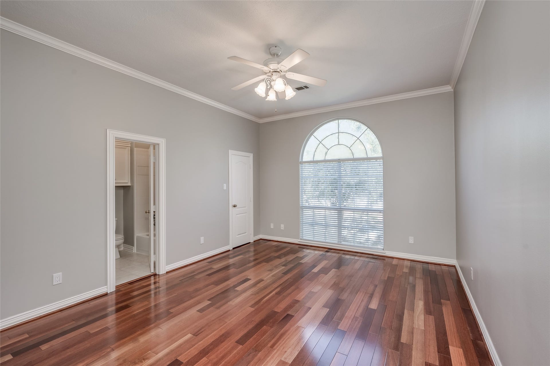 86 Pipers Walk, Sugar Land, TX 77479 2nd floor bedrooms feature beautiful wood plank floors, en suite bathrooms, and walk-in closets.