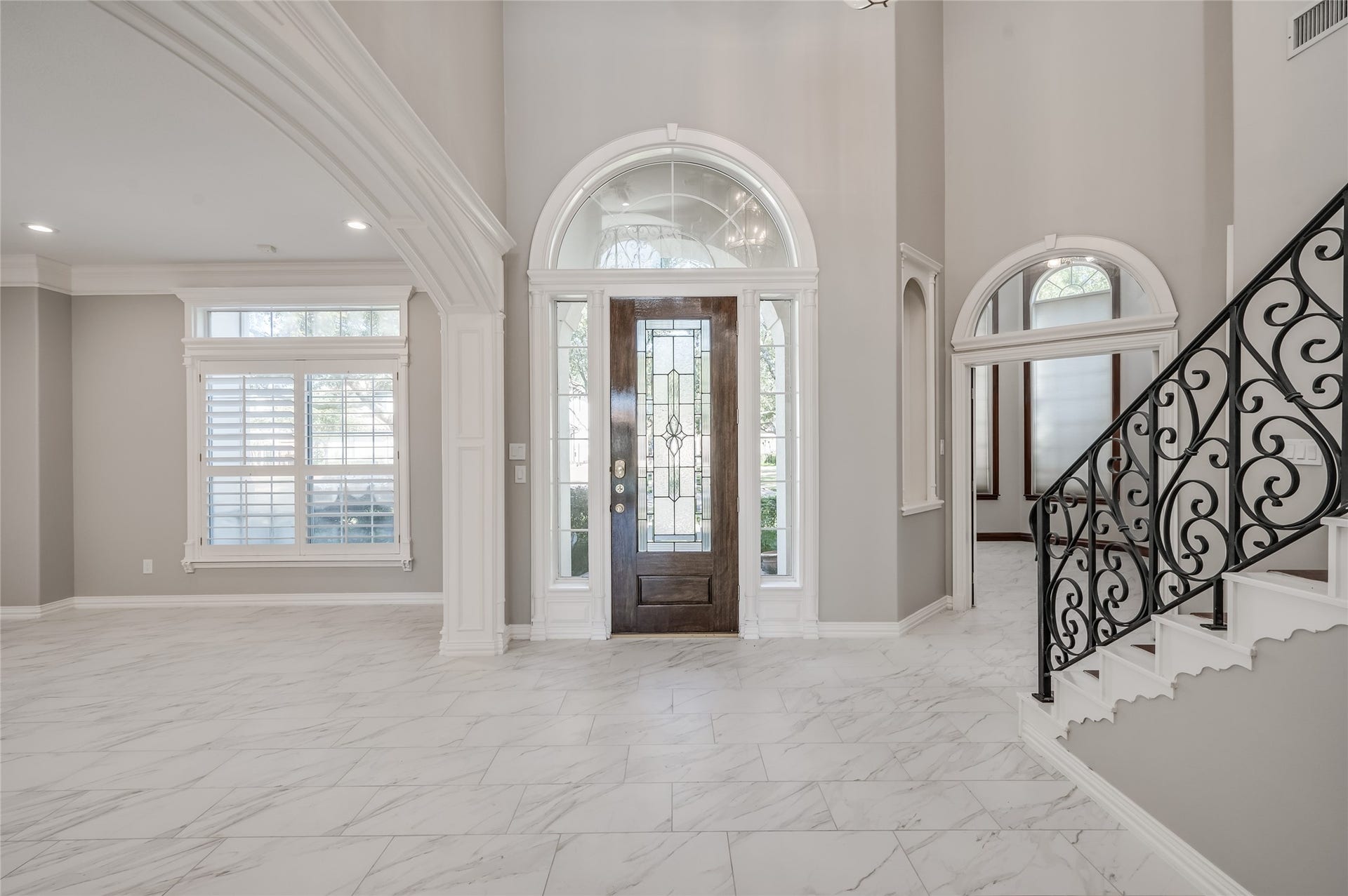 86 Pipers Walk, Sugar Land, TX 77479 Soaring, light-filled 2-story entrance.