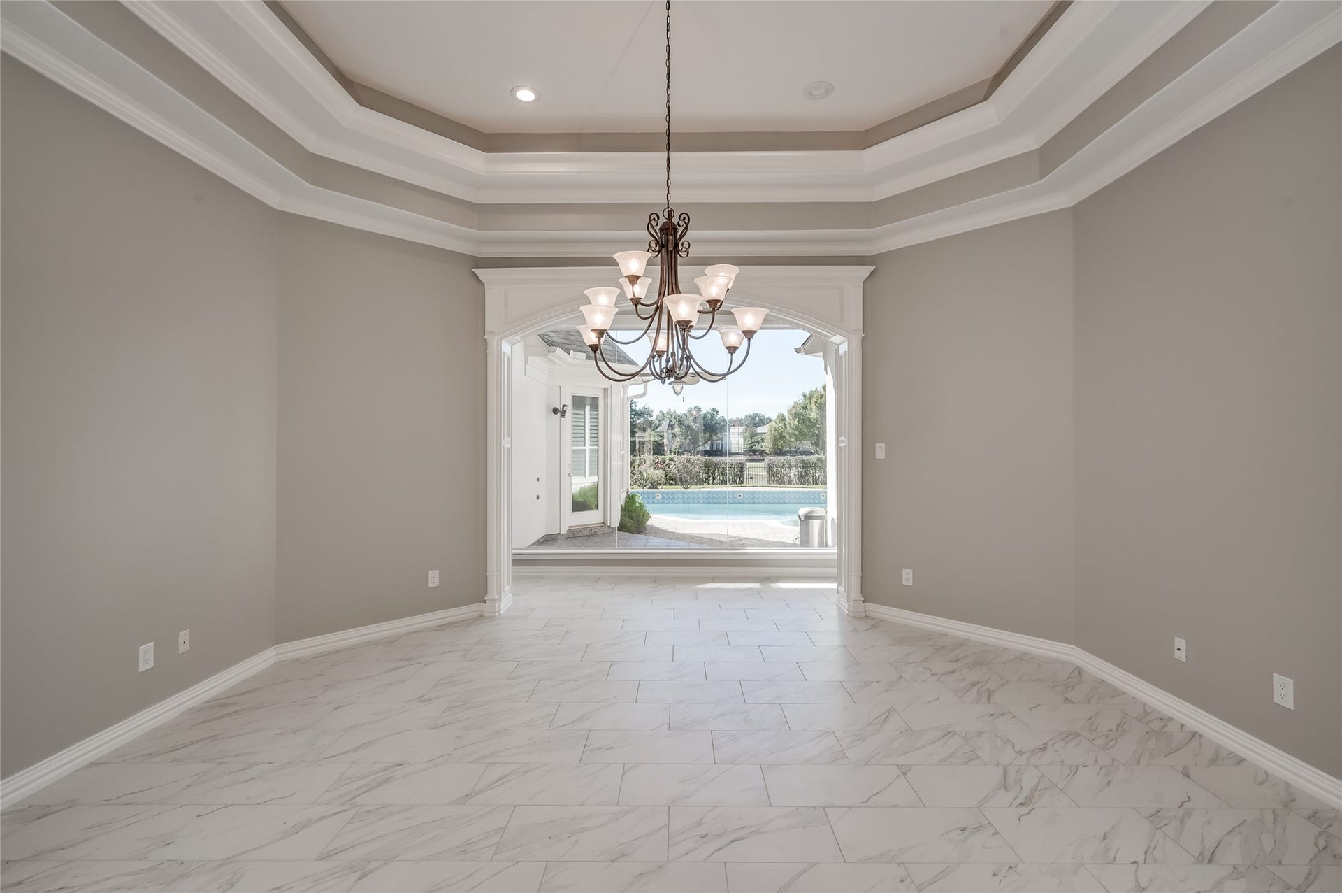 86 Pipers Walk, Sugar Land, TX 77479 Elegant and spacious formal living and dining rooms are fabulous for entertaining.