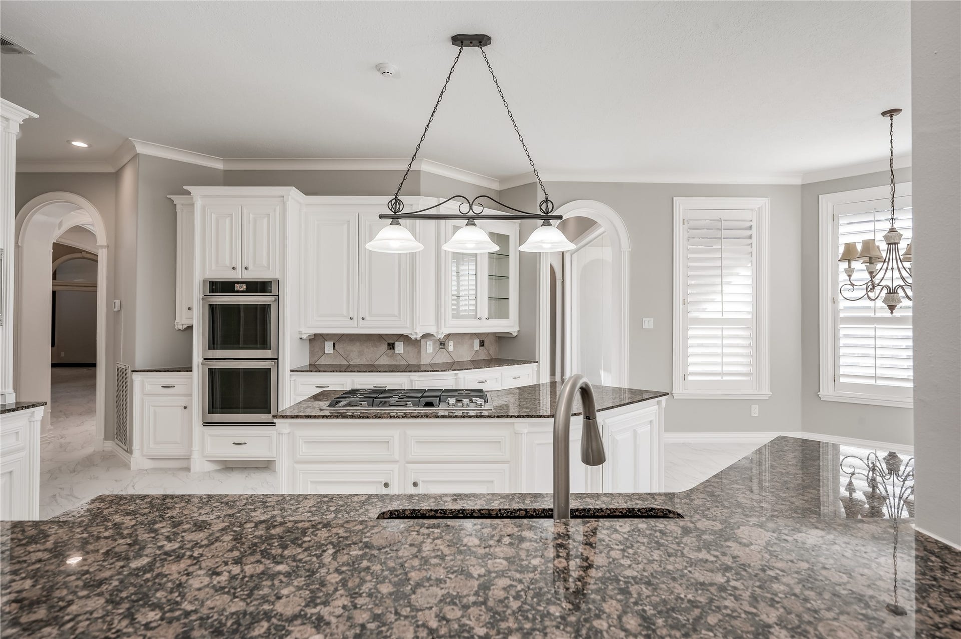 86 Pipers Walk, Sugar Land, TX 77479 Soft-closing cabinets and drawers and under cabinet lighting.