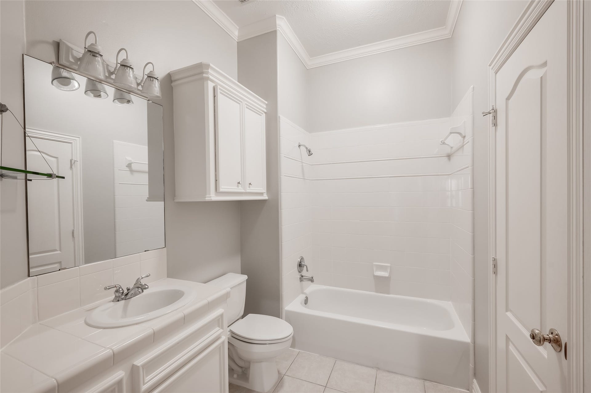 86 Pipers Walk, Sugar Land, TX 77479 This en suite bathroom can also be accessed from the upstairs hallway making in convenient when entertaining in the game room.