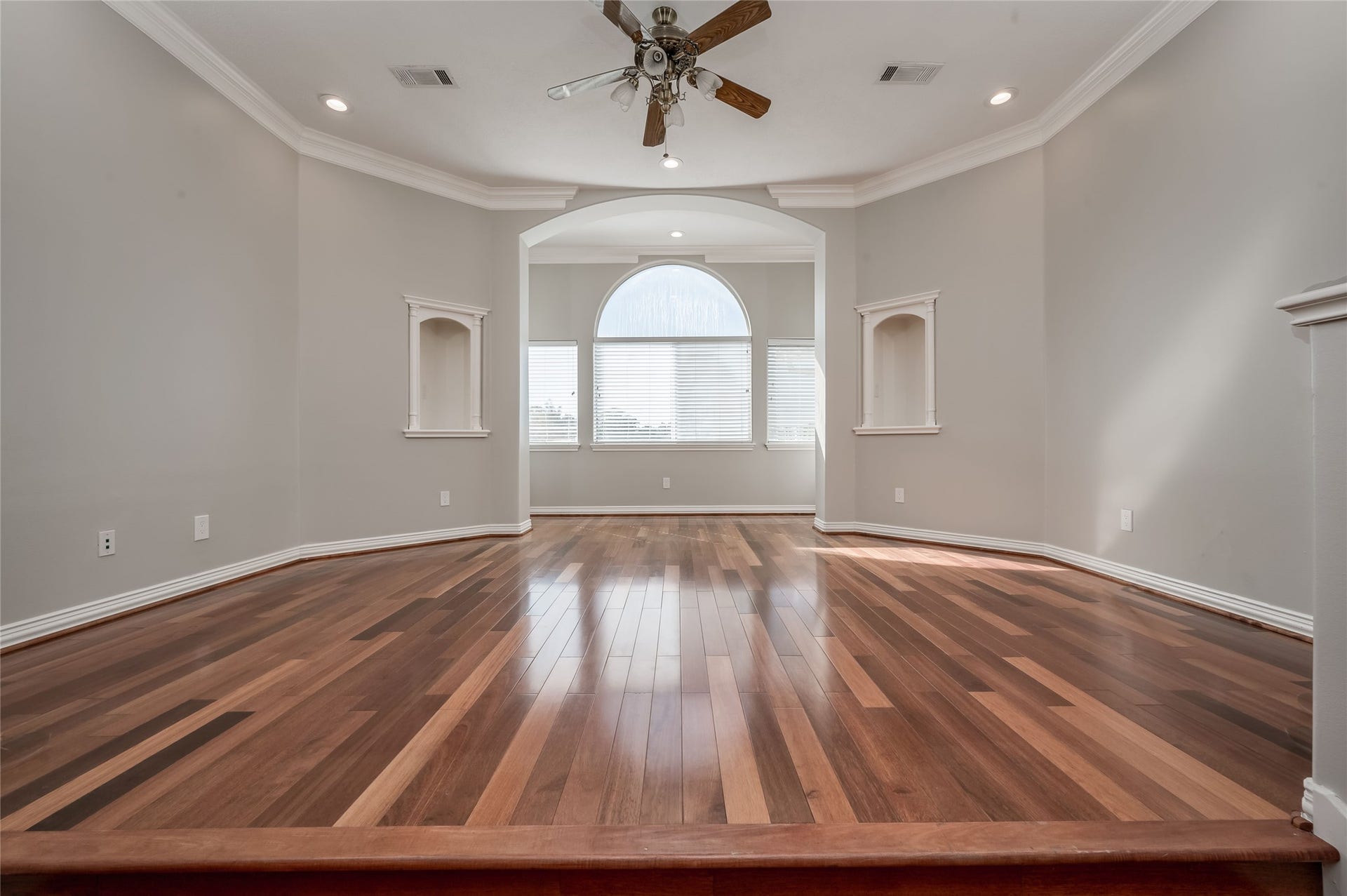 86 Pipers Walk, Sugar Land, TX 77479 Impressive 2nd floor BONUS ROOM.