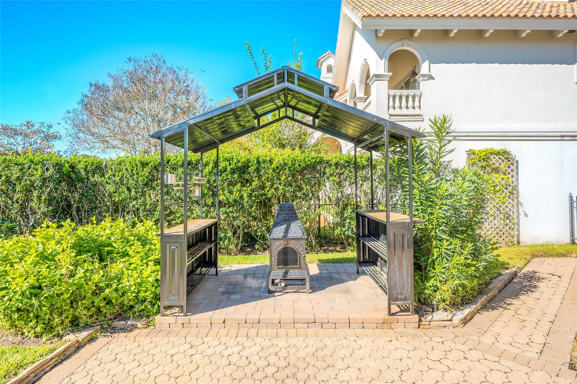 86 Pipers Walk, Sugar Land, TX 77479 Pergola with counter space is great for entertaining.