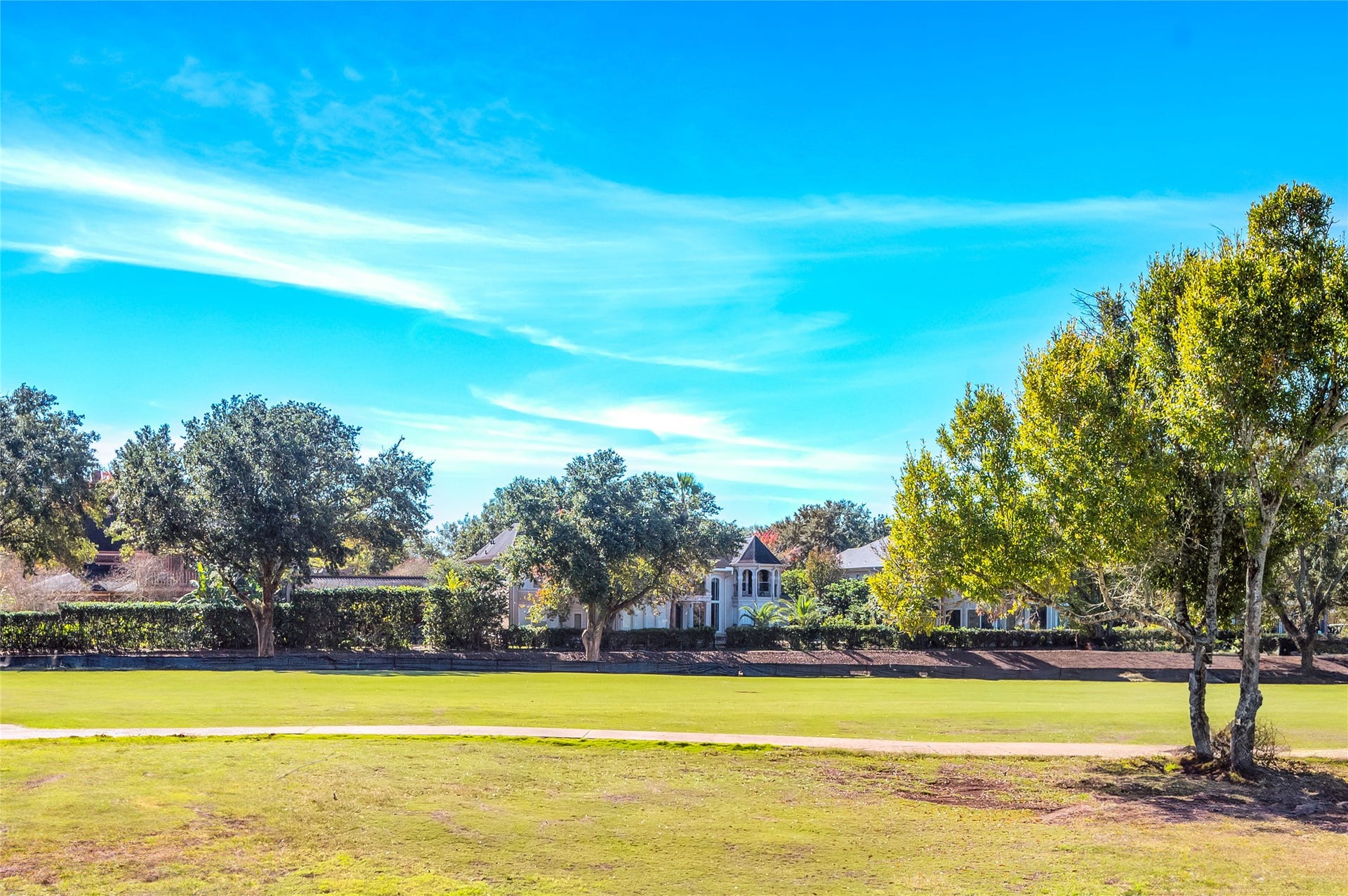86 Pipers Walk, Sugar Land, TX 77479 Sweetwater Country Club Golf Course right out your back door. Top-ranked FBISD Schools Clements HS!