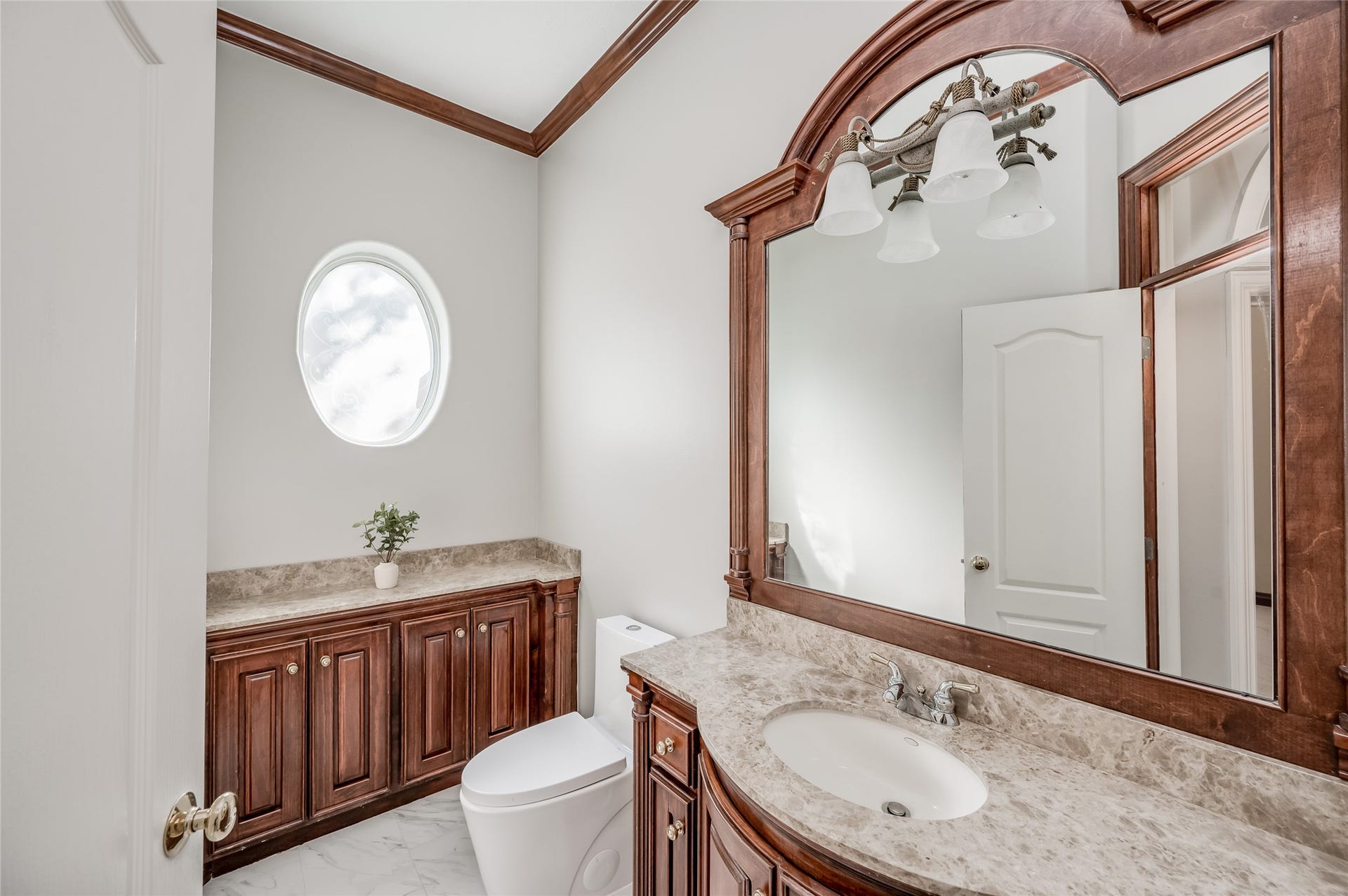 86 Pipers Walk, Sugar Land, TX 77479 A guest bathroom is conveniently located near the entrance to the home and next to the study.