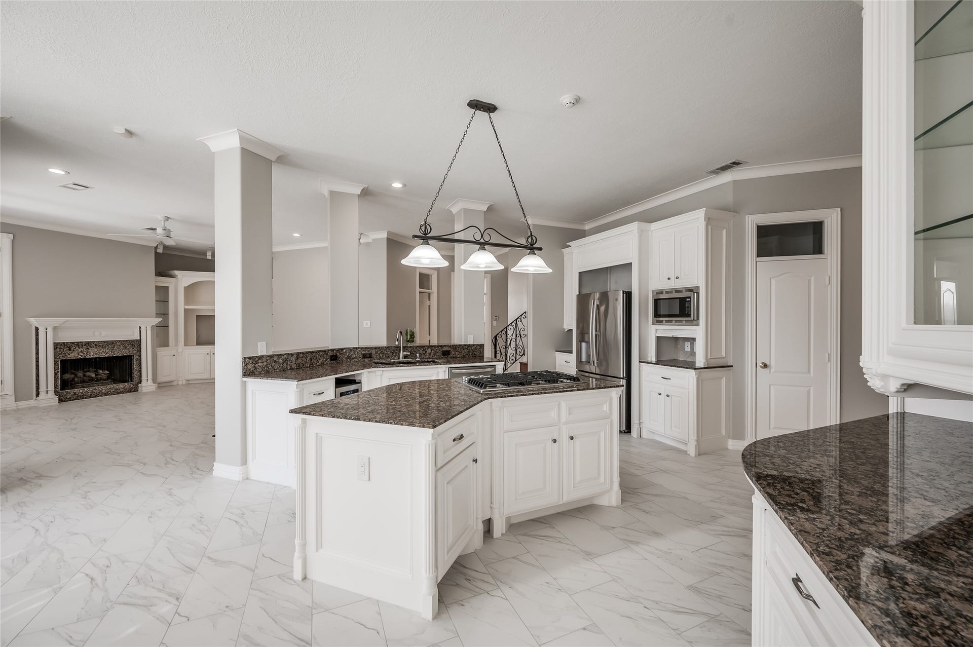 86 Pipers Walk, Sugar Land, TX 77479 Gourmet island kitchen is open to the family room and features a breakfast bar, updated appliances, and granite countertops.