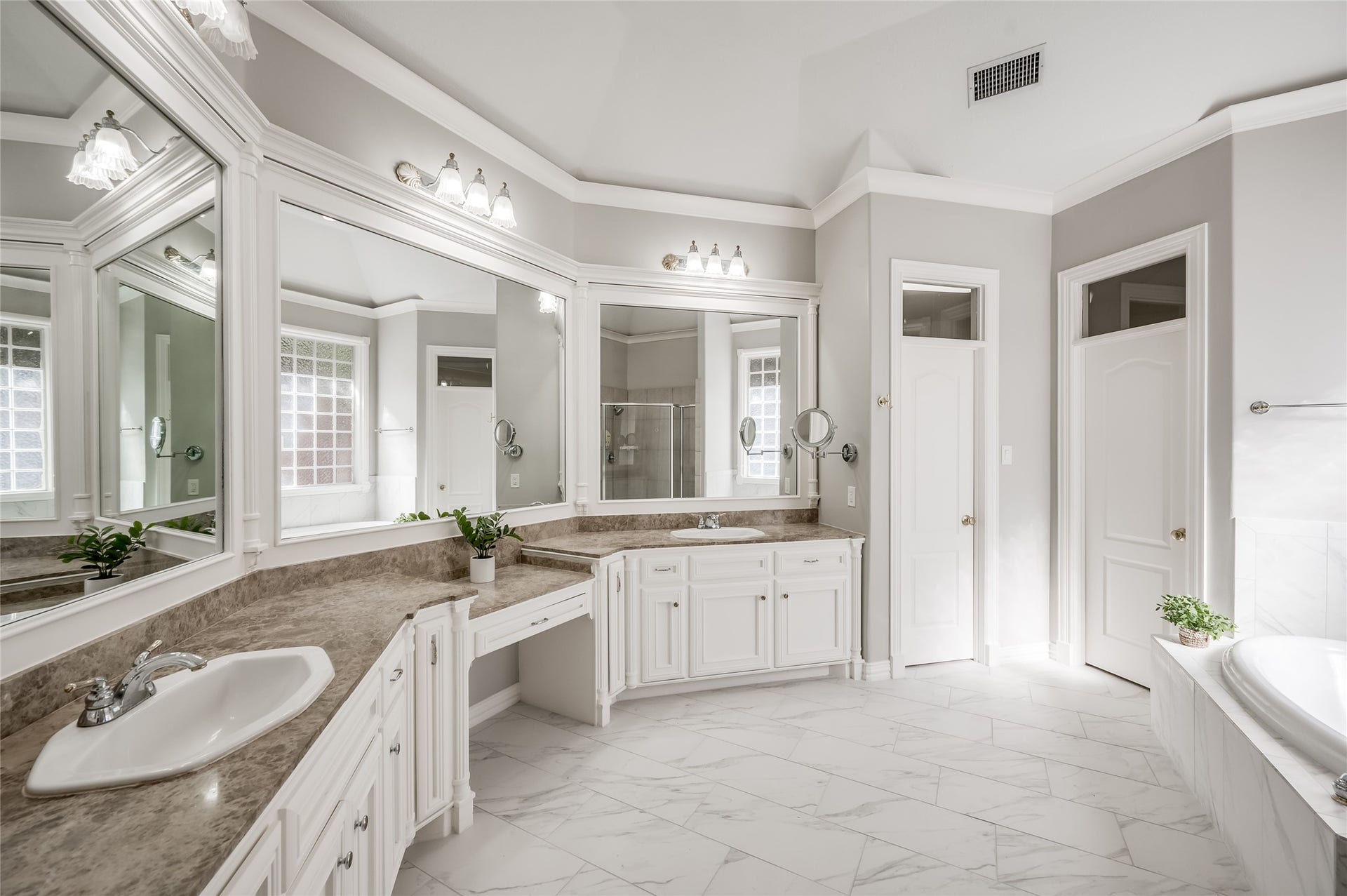 86 Pipers Walk, Sugar Land, TX 77479 Owner's suite bath has it all dual vanity with makeup area, jetted soaking tub, separate walk-in shower, huge walk-in closet, and more.