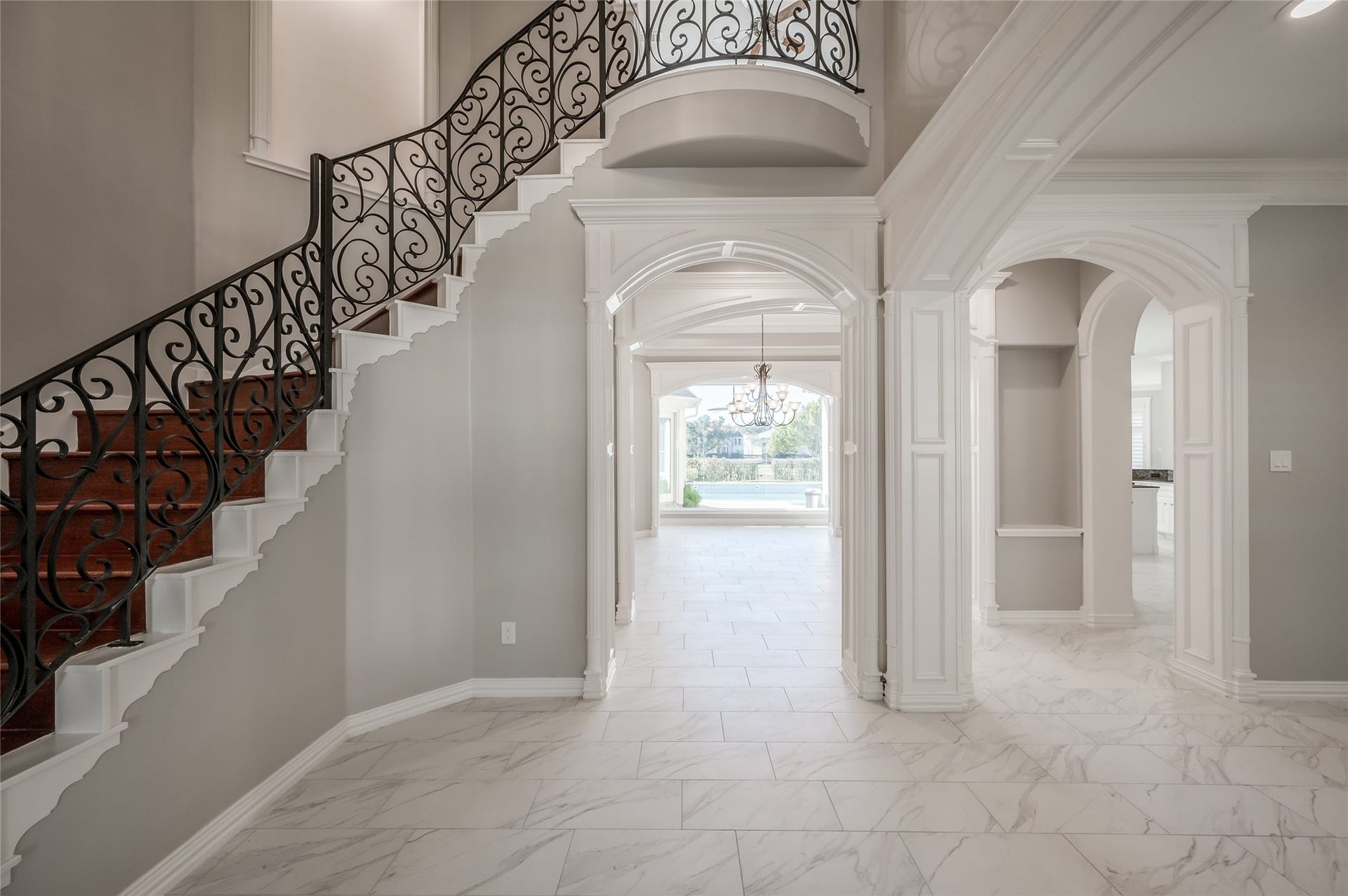86 Pipers Walk, Sugar Land, TX 77479 Spectacular formal entrance with sweeping curved staircase.