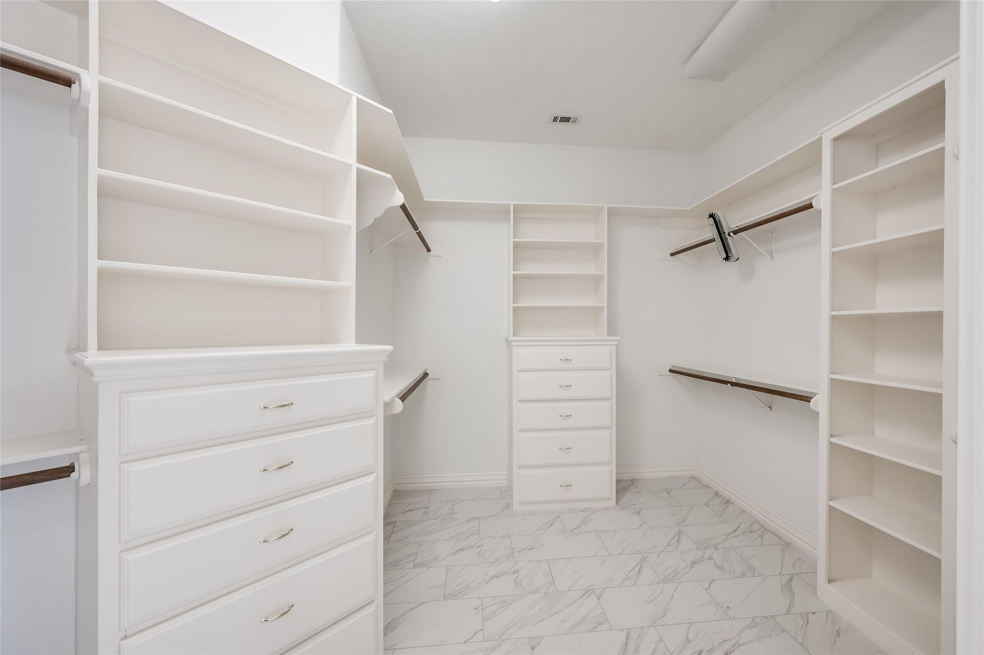 86 Pipers Walk, Sugar Land, TX 77479 Owner's suite walk-in closet features built-in drawers and shelving.