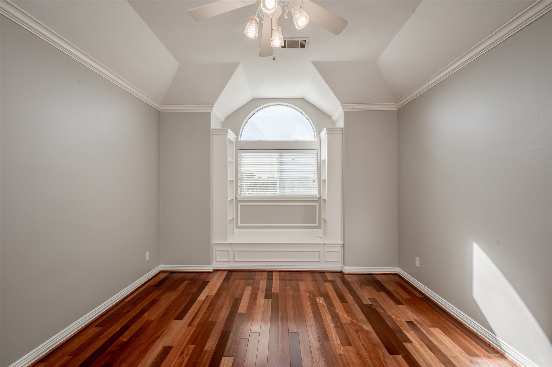 86 Pipers Walk, Sugar Land, TX 77479 This lovely bedroom features a pretty arched window flanked with built-in book shelves and window seat with storage.