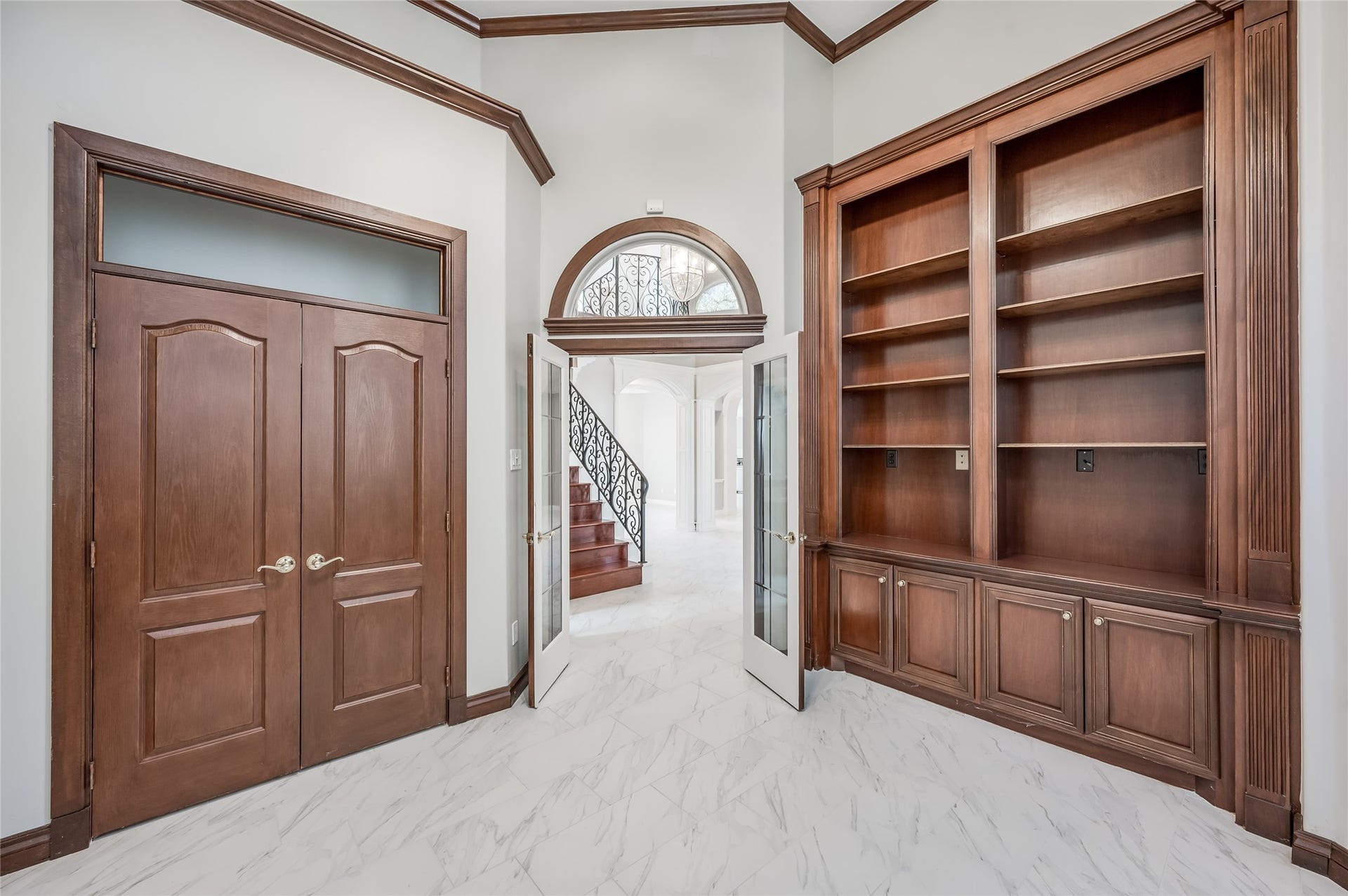 86 Pipers Walk, Sugar Land, TX 77479 The study is located at the front of the home and features high ceilings and a spacious double door closet. This room could also be used as a guest bedroom.