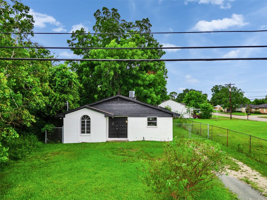 Property photo for 502 N Oak Street, Texas City, TX