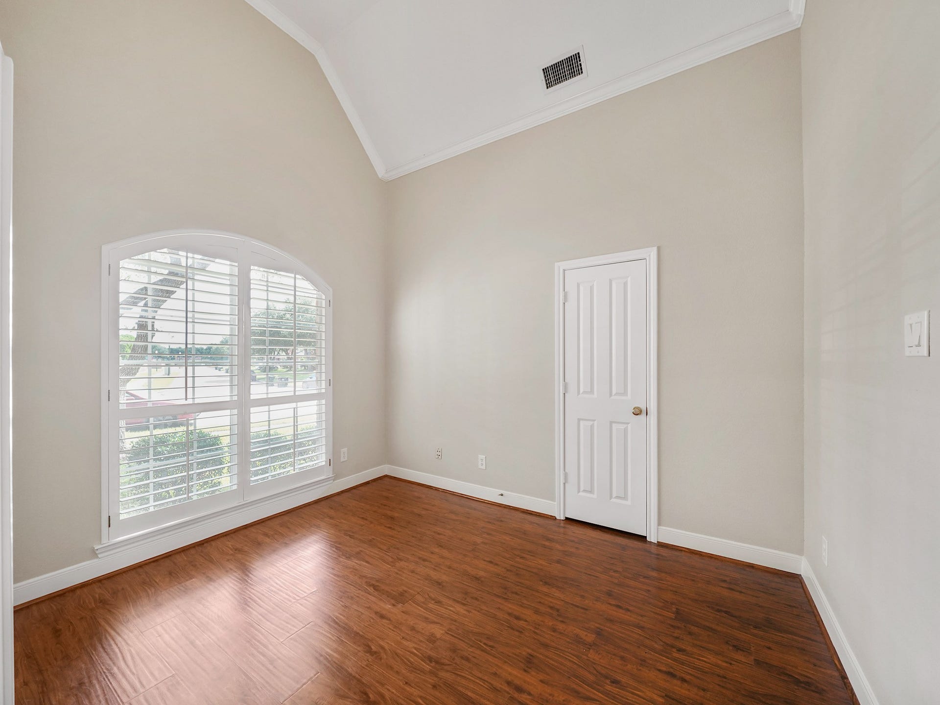 3907 Garnet Falls, Sugar Land, TX 77479 Flexible room that could be used as an office or guest room.