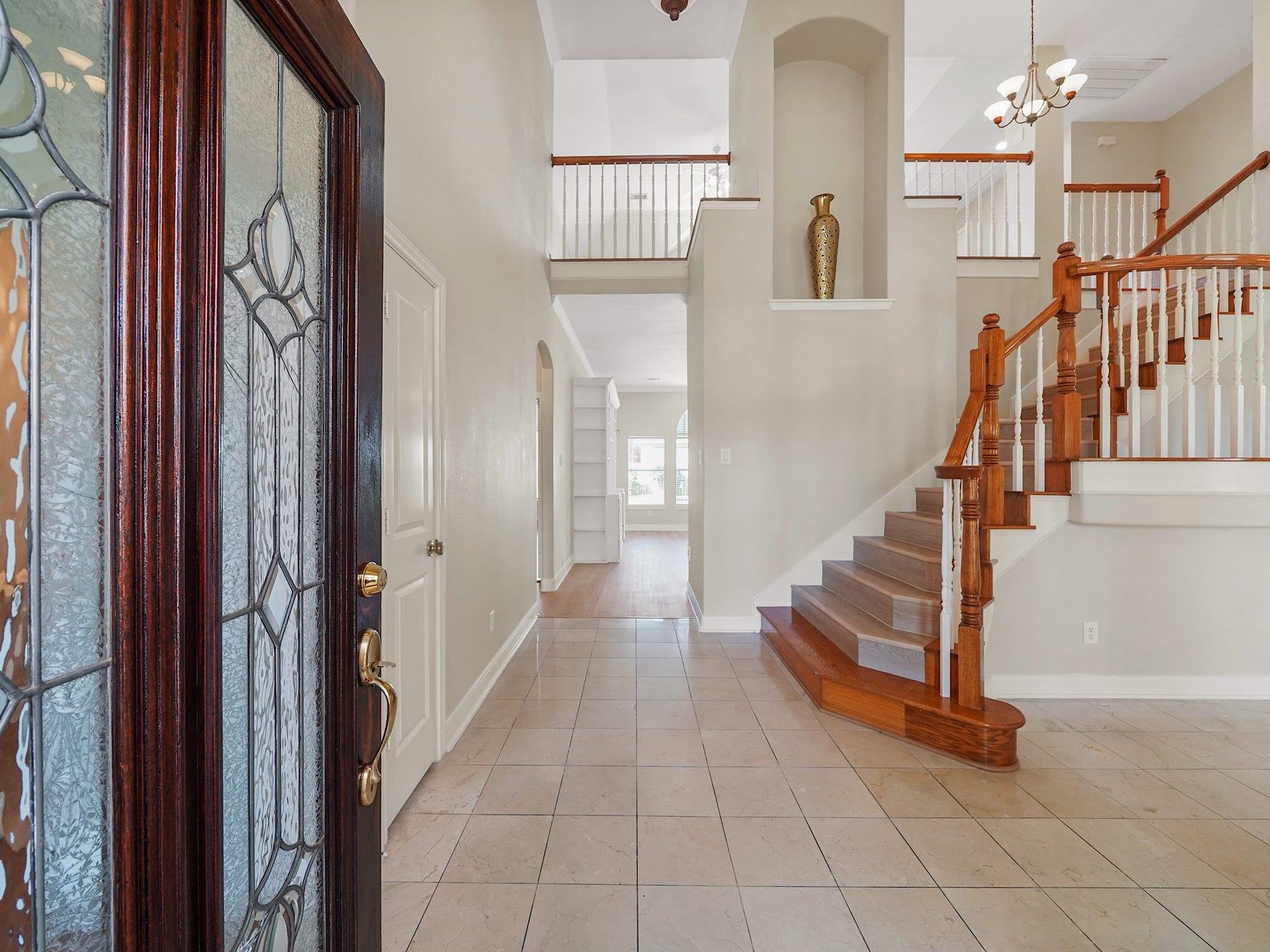 3907 Garnet Falls, Sugar Land, TX 77479 This entryway leading to the grand staircase, offering a welcoming and sophisticated first impression.