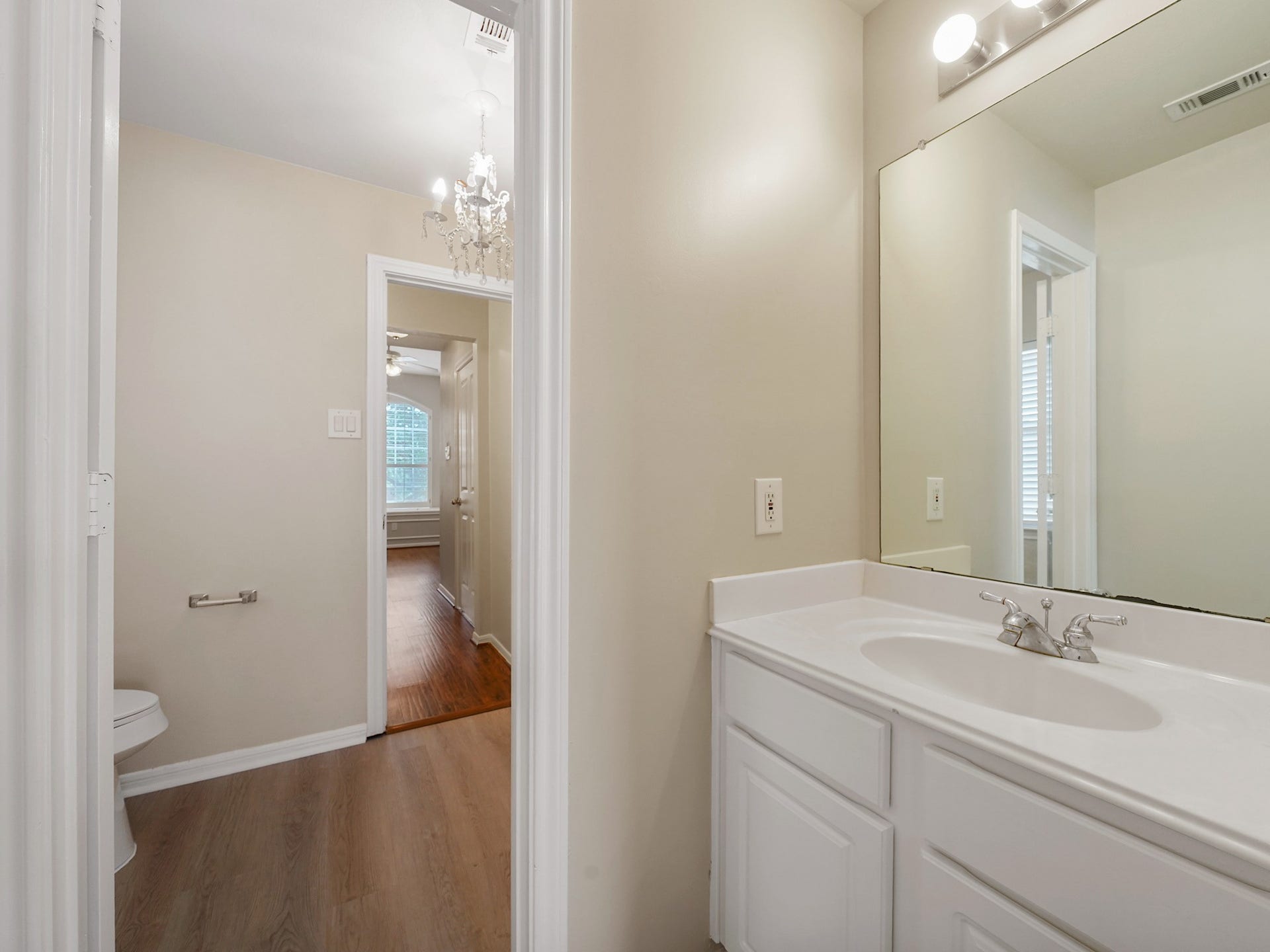 3907 Garnet Falls, Sugar Land, TX 77479 Bathroom 2 upstairs.