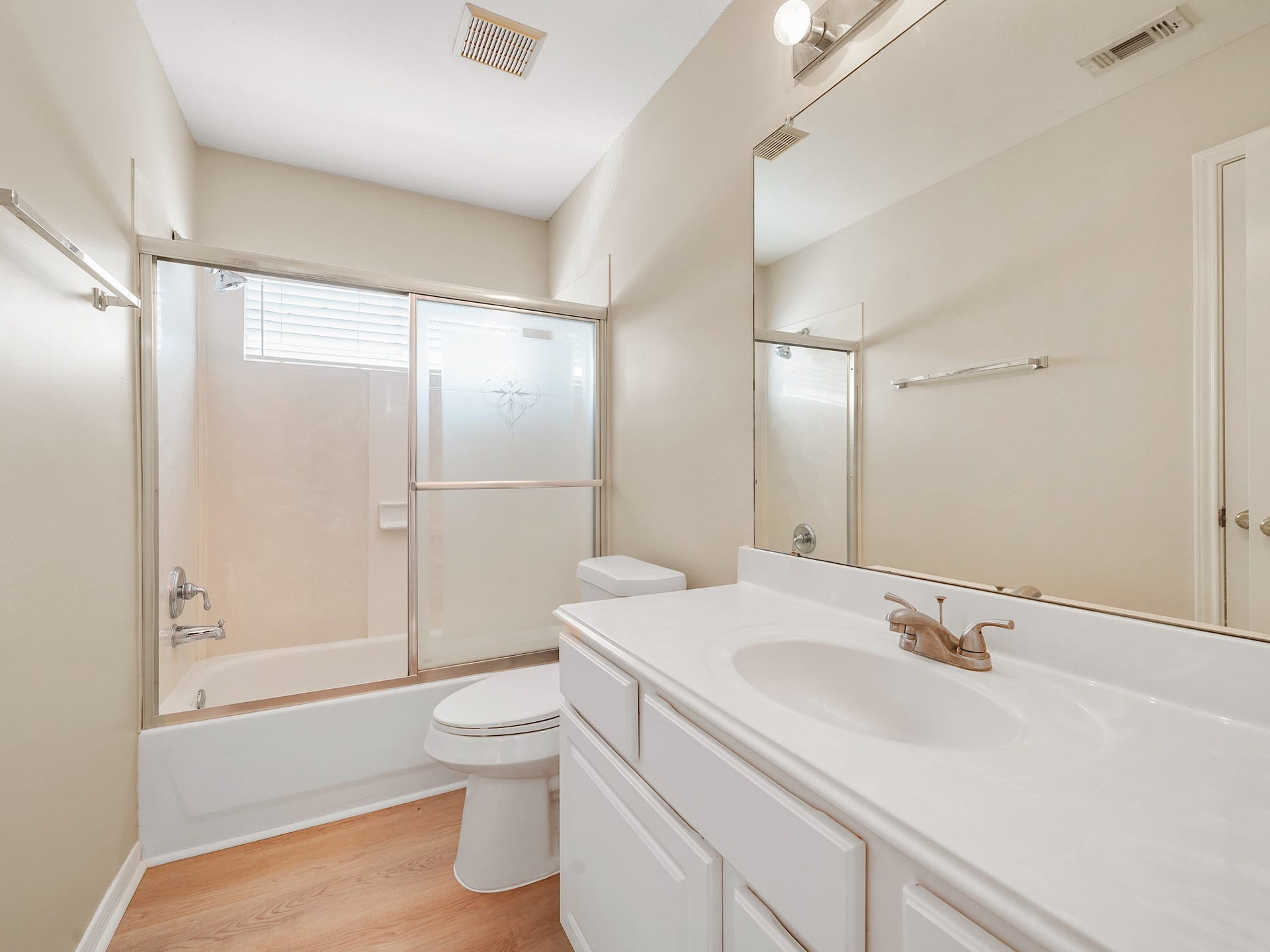 3907 Garnet Falls, Sugar Land, TX 77479 Bathroom 4 upstairs.