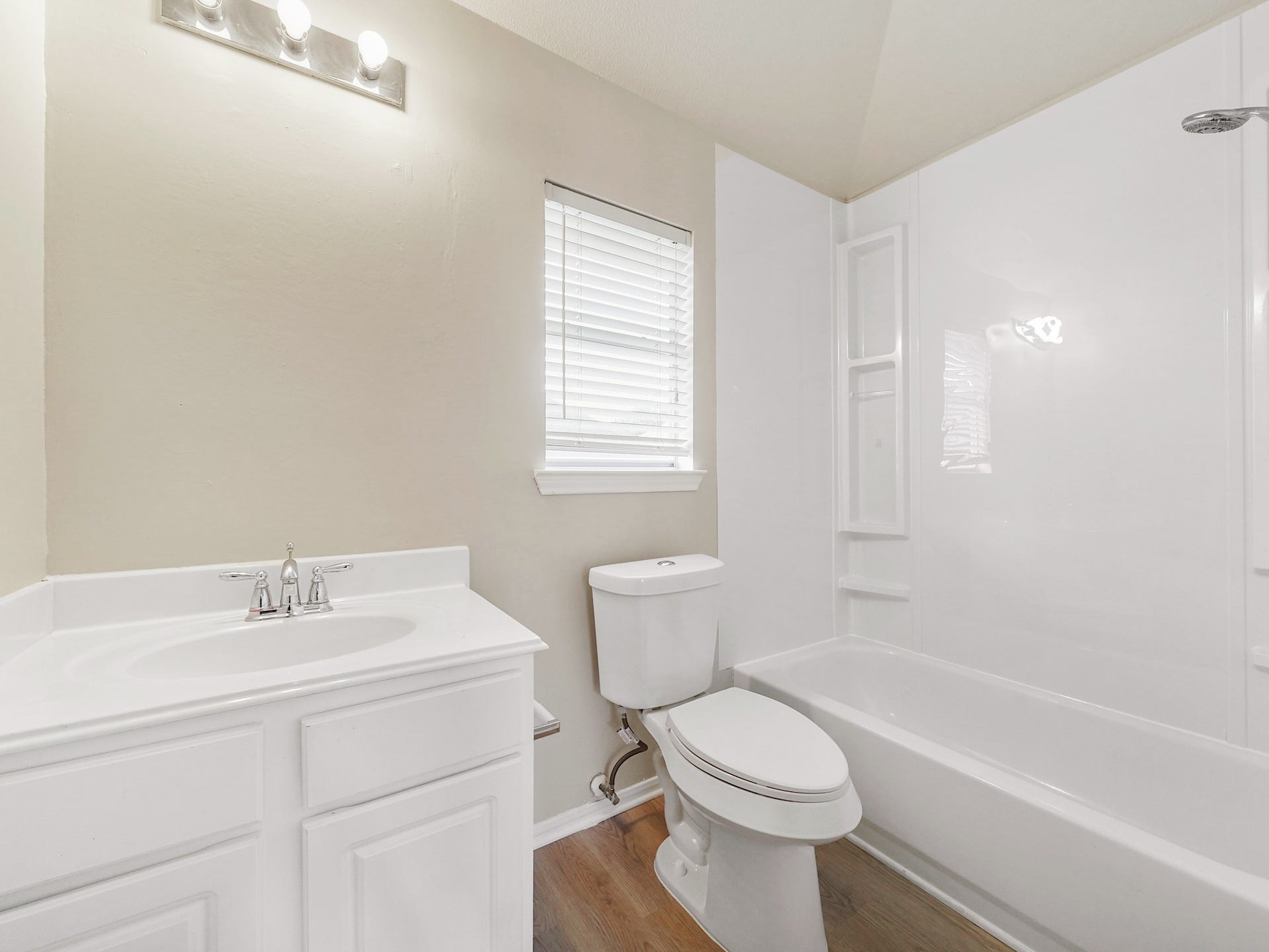 3907 Garnet Falls, Sugar Land, TX 77479 Garage apartment bathroom.