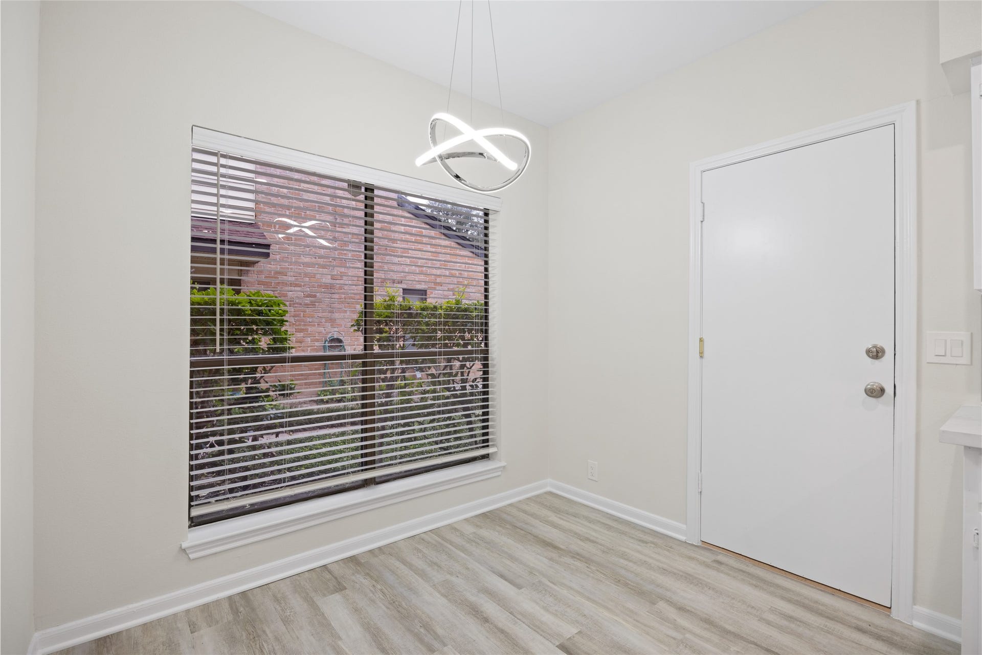 2668 Bering Drive, #2668, Houston, TX 77057 Breakfast area
