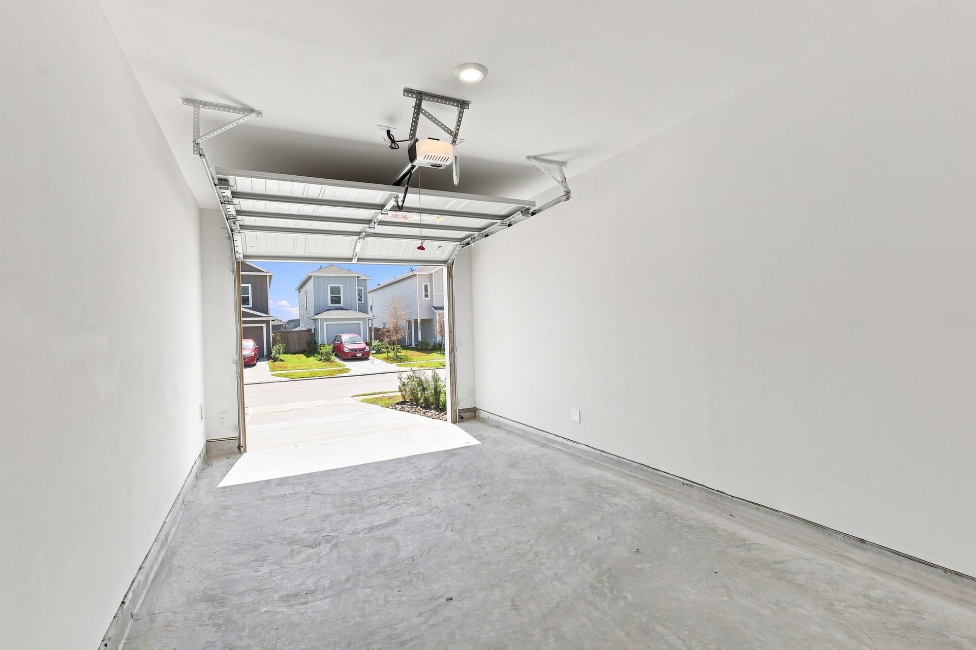20151 Green Mallard St, Crosby, TX 77532 Automatic Garage