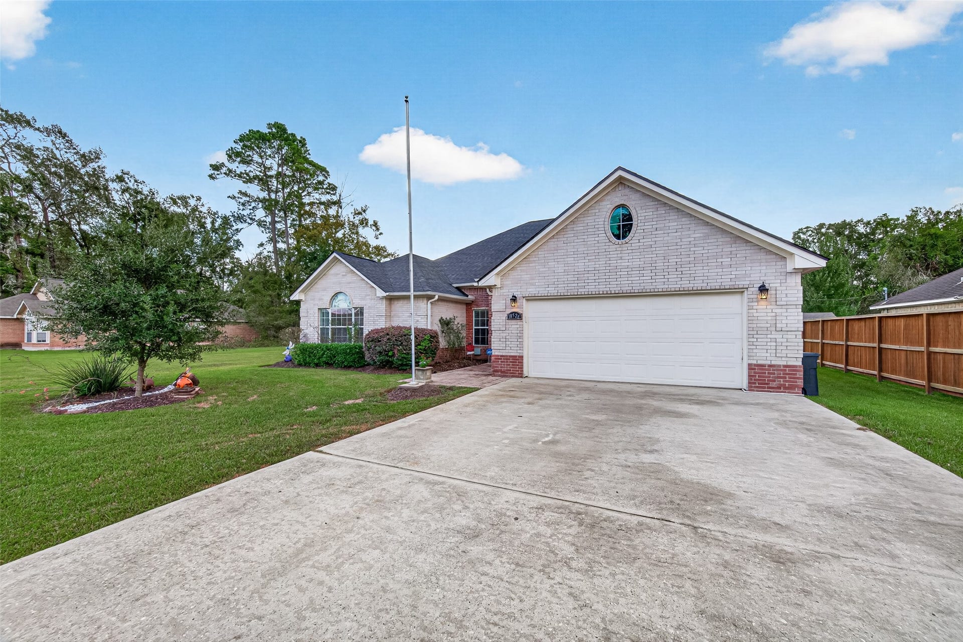 Discover comfortable living with Lake Houston access and wonderful neighborhood amenities!