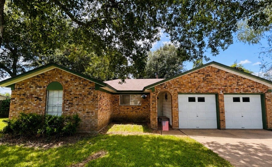 Property photo for 2 Travis Court, Angleton, TX