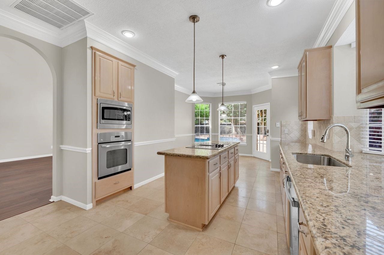 4131 Raven River Drive, Pasadena, TX 77059 Light-filled breakfast area overlooking the backyard and pool provides the perfect spot for casual dining.
