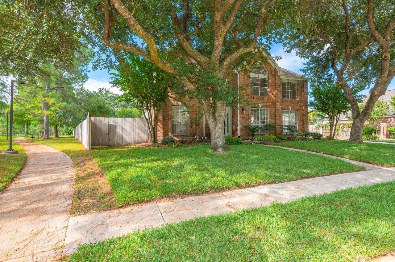 4131 Raven River Drive, Pasadena, TX 77059 Desirable greenbelt location.