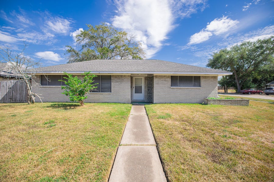 Property photo for 607 Yorkshire Avenue, Pasadena, TX