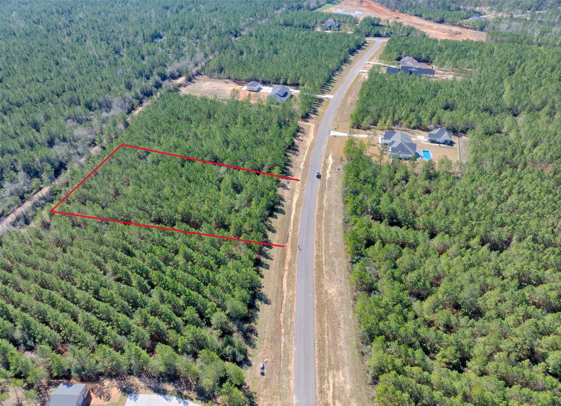 A wonderful combination of privacy and community! With finished homes nearby, prospective buyers can appreciate the neighborhood's character and meet neighbors before building.