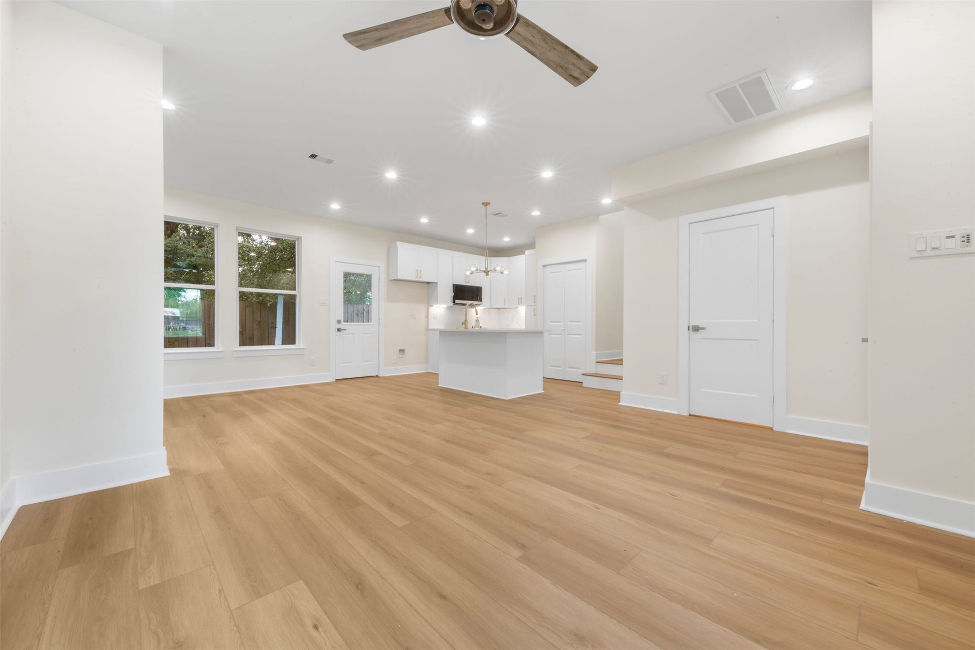 1275 Dewalt Street, Houston, TX 77088 1275 Dewalt Street, Houston, TX 77088