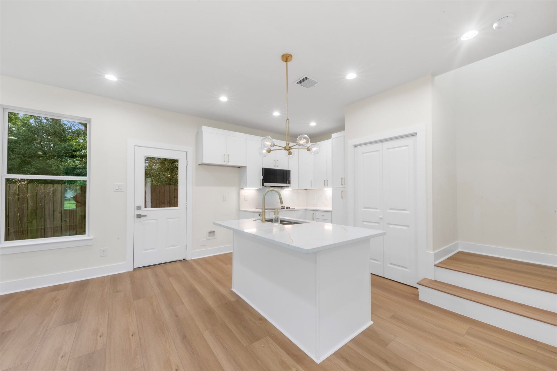 1275 Dewalt Street, Houston, TX 77088 1275 Dewalt Street, Houston, TX 77088