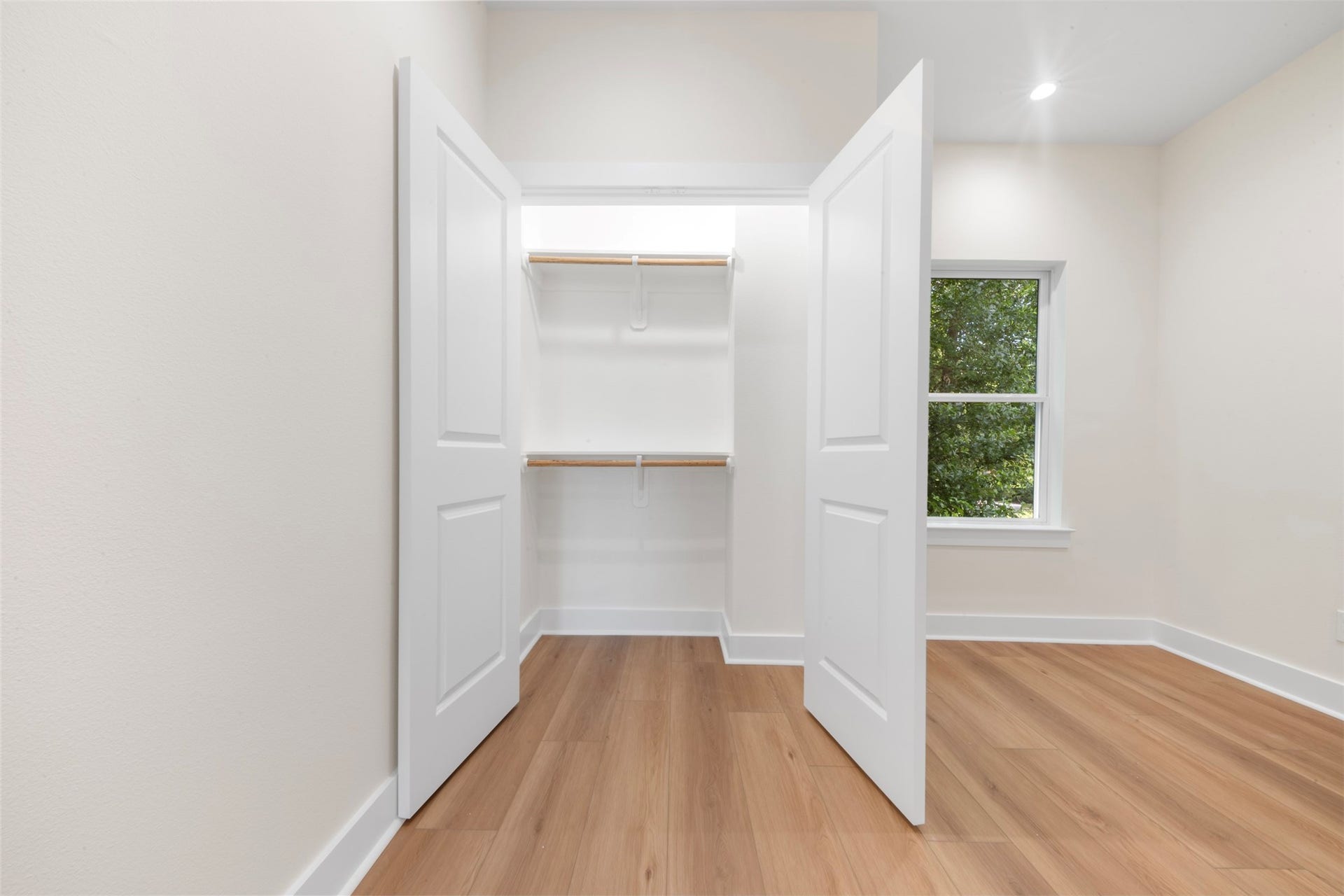 1275 Dewalt Street, Houston, TX 77088 1275 Dewalt Street, Houston, TX 77088
