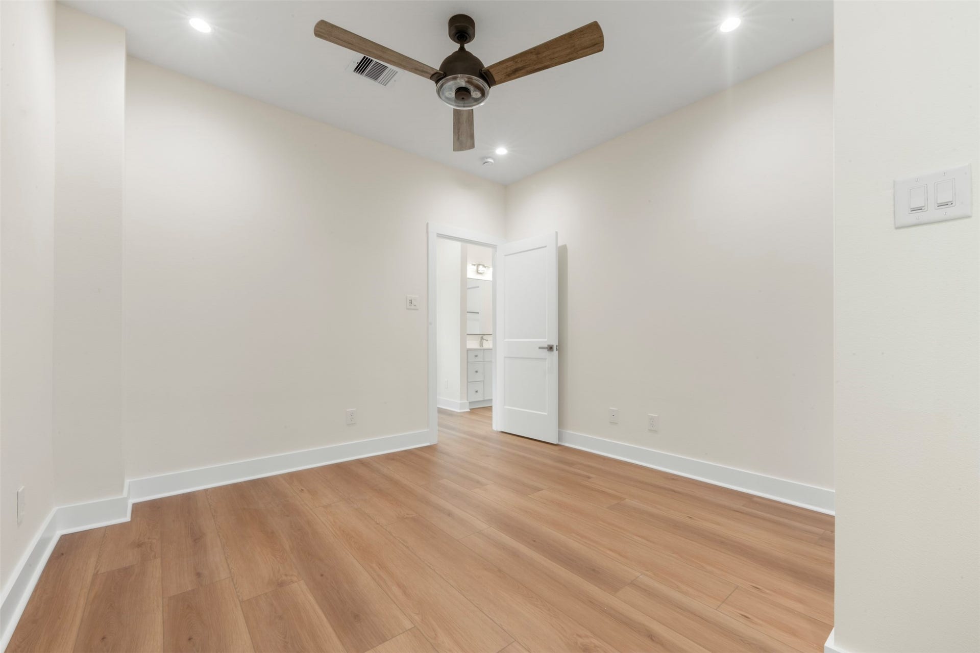 1275 Dewalt Street, Houston, TX 77088 1275 Dewalt Street, Houston, TX 77088