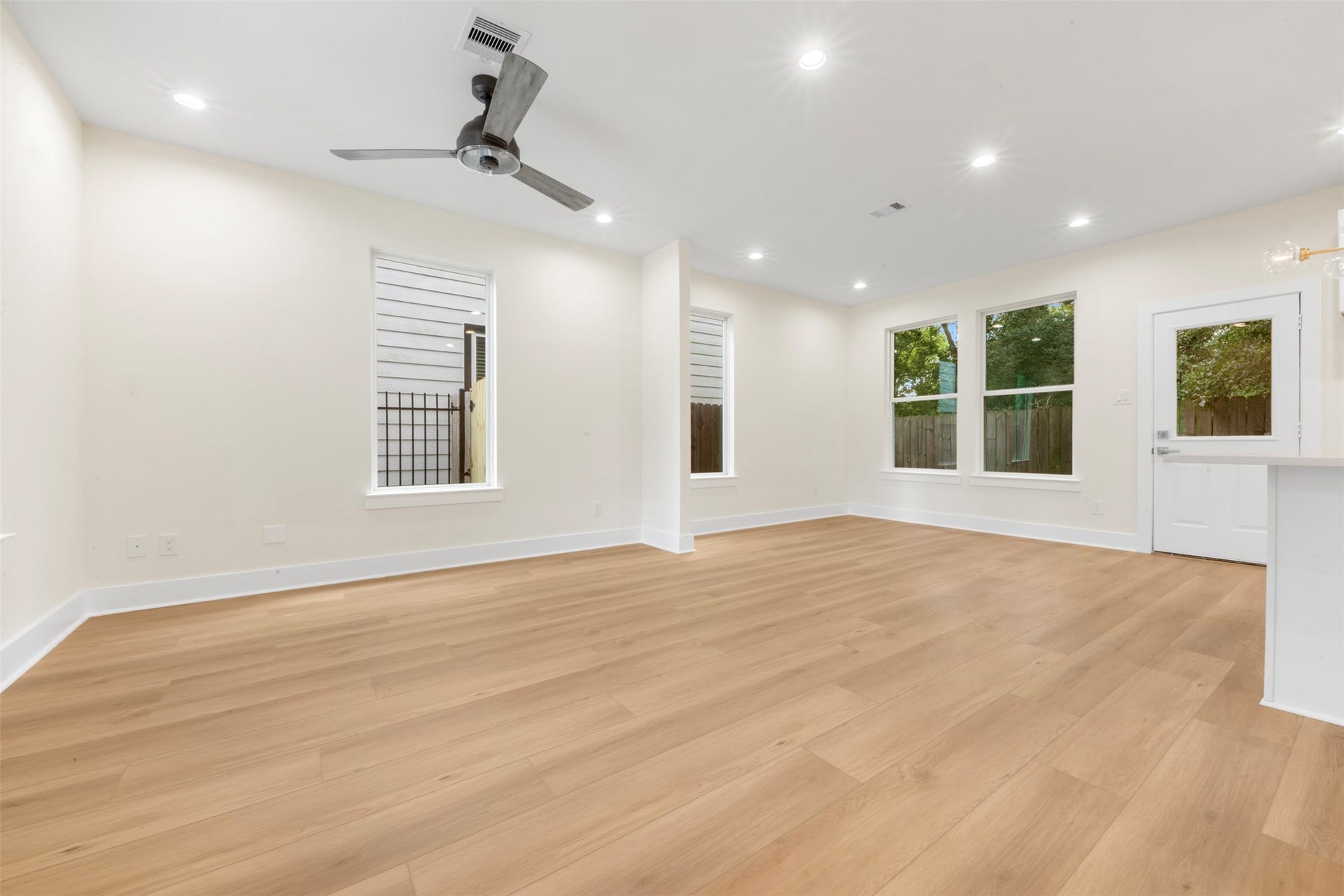 1275 Dewalt Street, Houston, TX 77088 1275 Dewalt Street, Houston, TX 77088