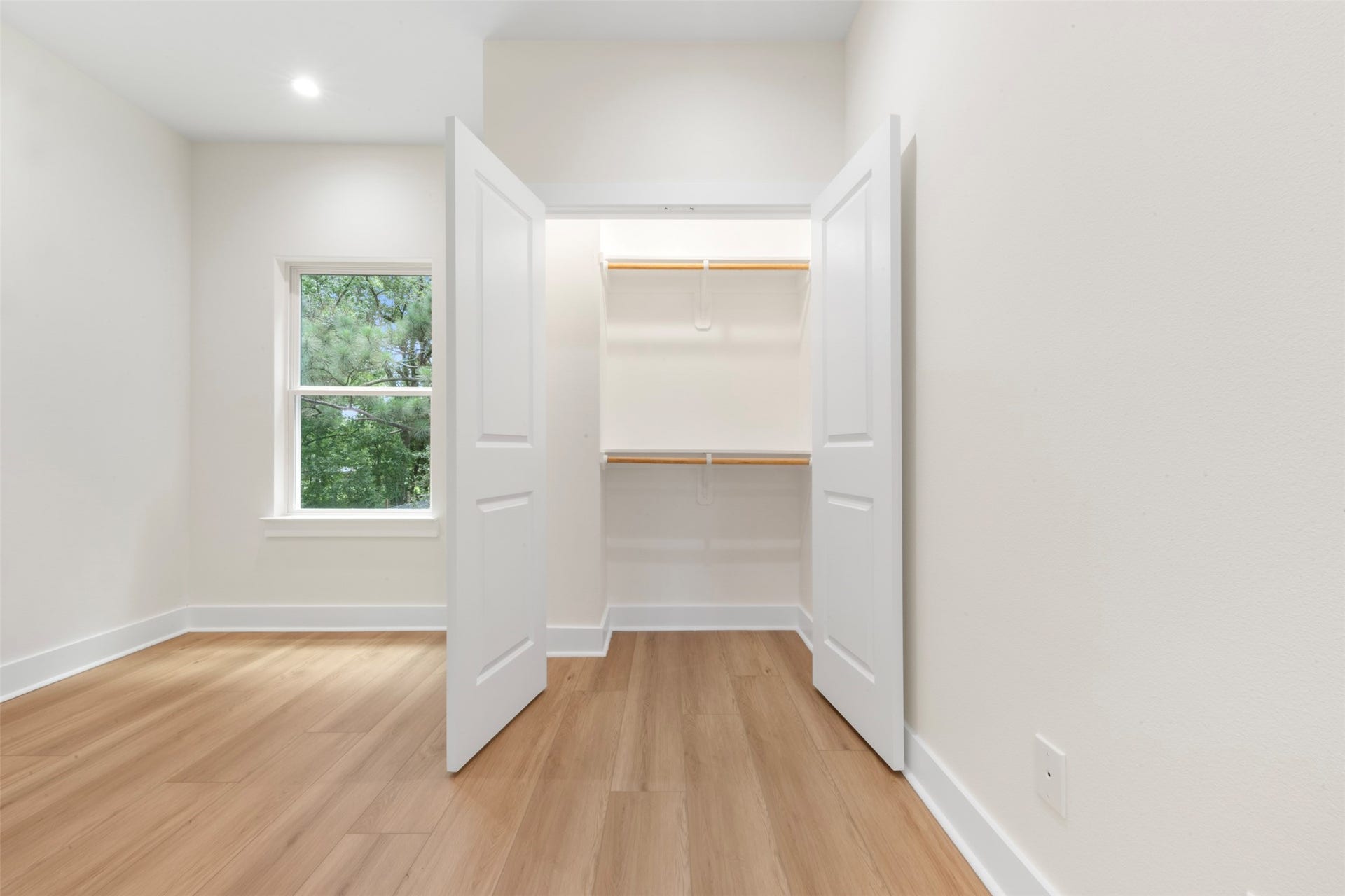 1275 Dewalt Street, Houston, TX 77088 1275 Dewalt Street, Houston, TX 77088