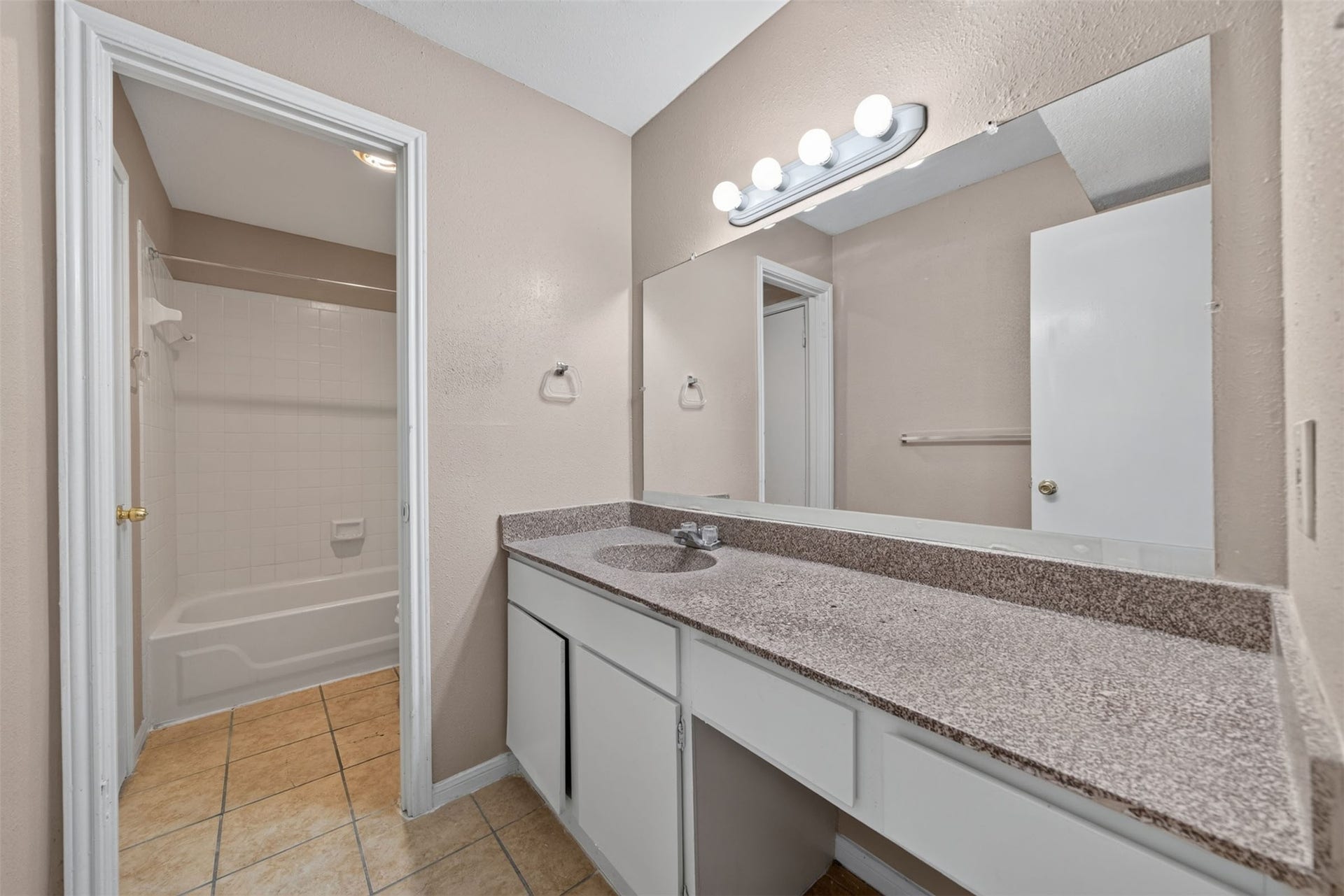 12500 Sandpiper Drive, #122, Houston, TX 77035 12500 Sandpiper Drive, #122, Houston, TX 77035