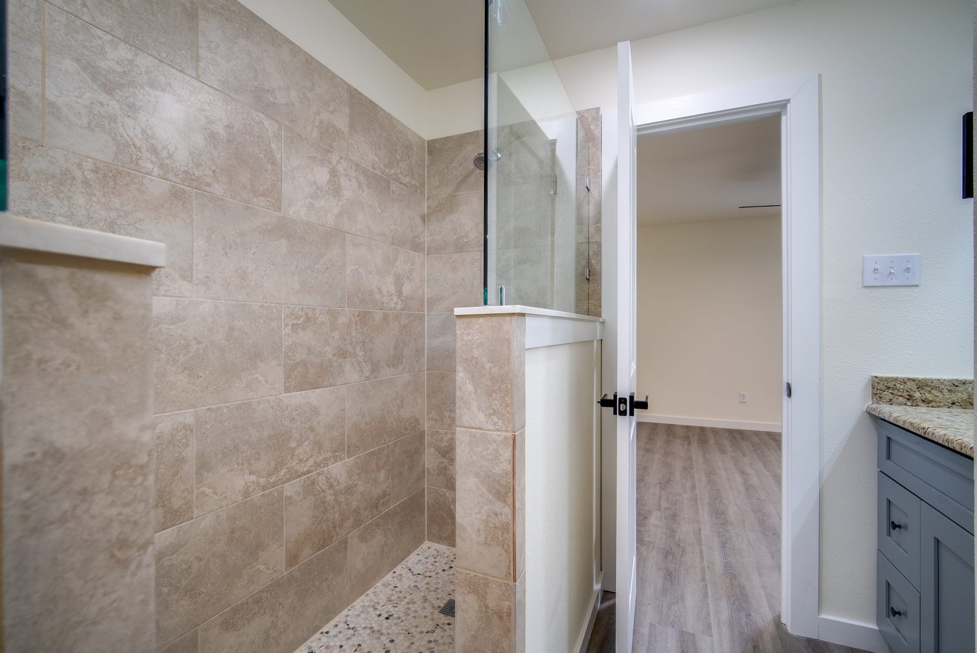 Full bathroom -Jack and Jill