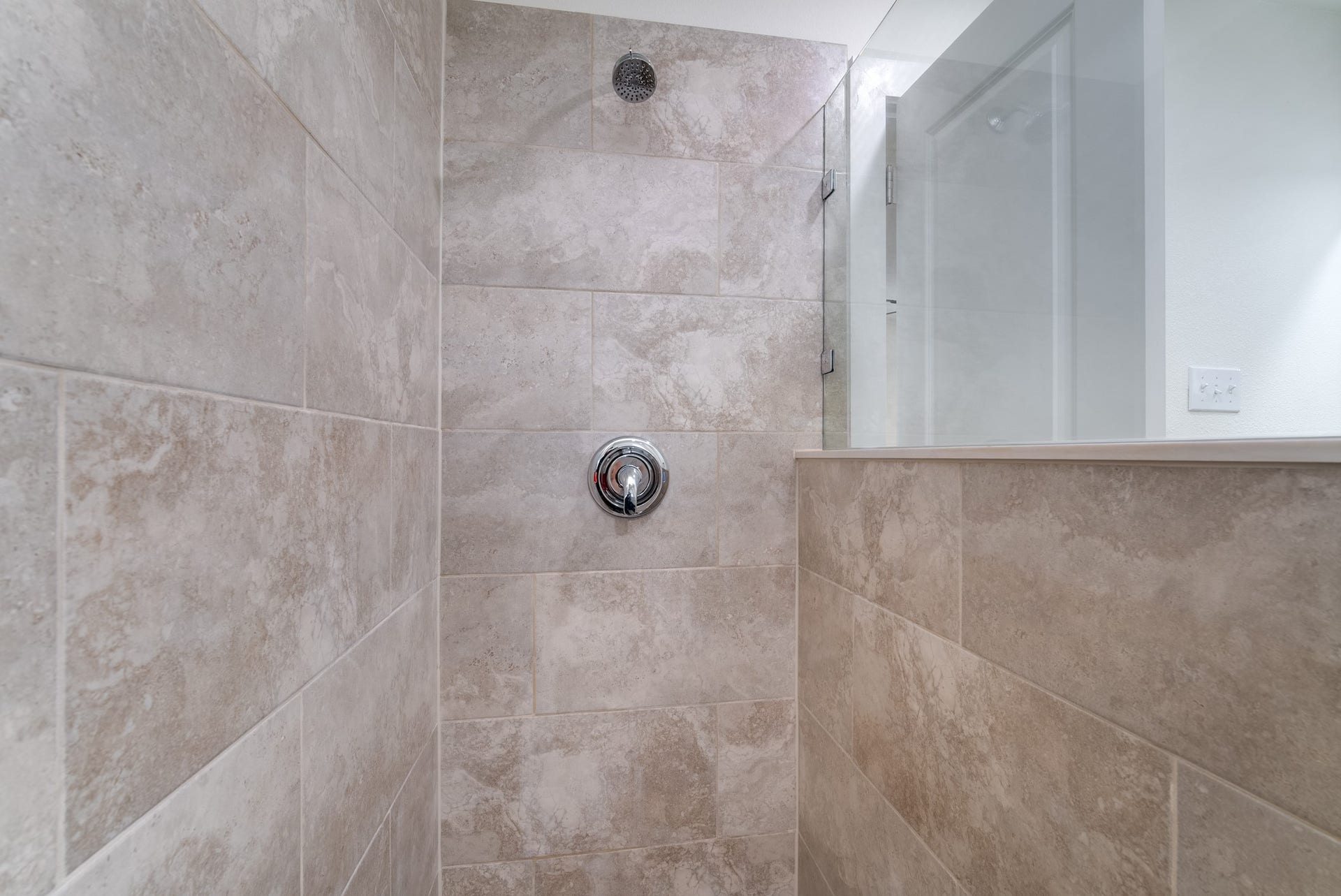 Full bathroom -Jack and Jill