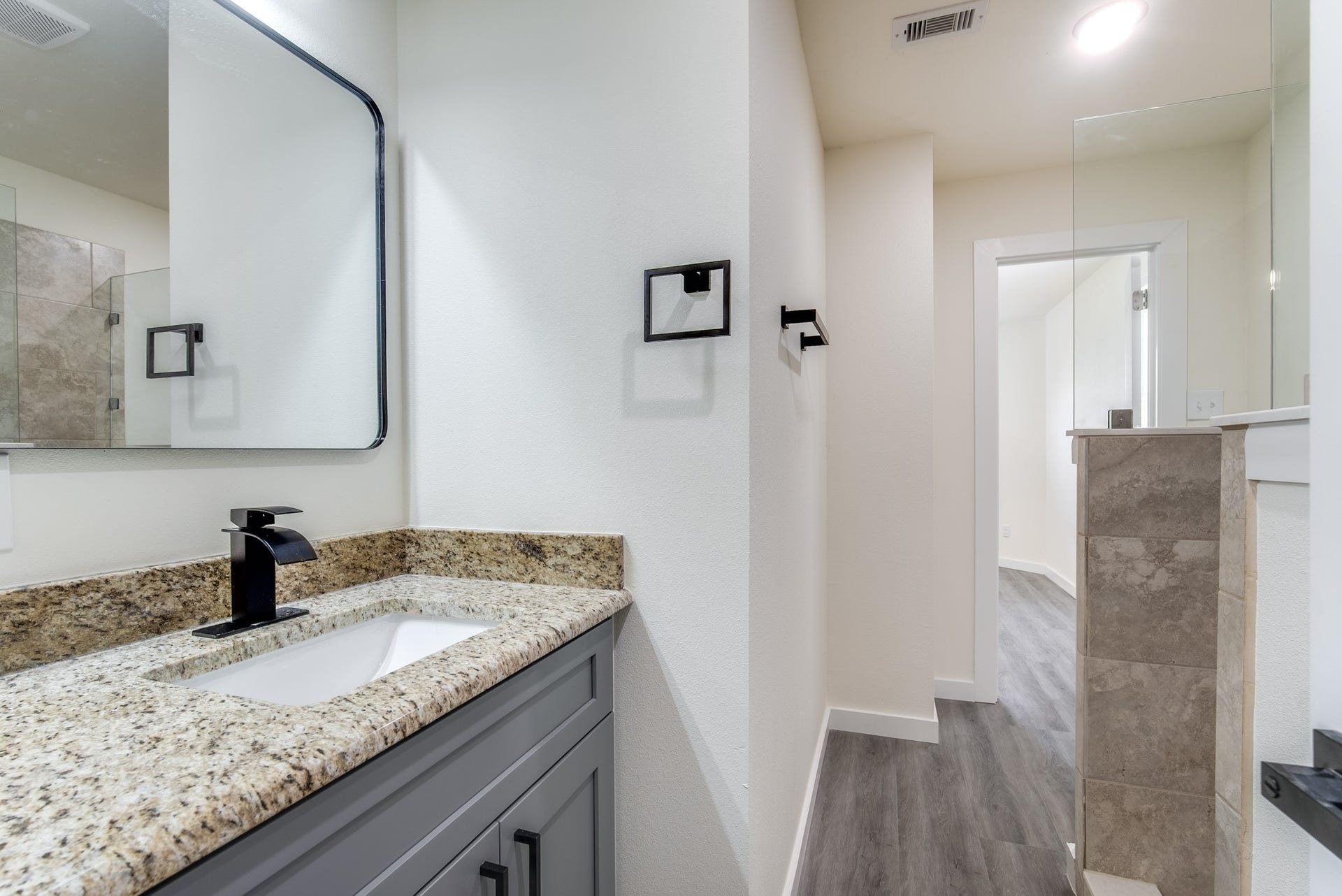 Full bathroom -Jack and Jill