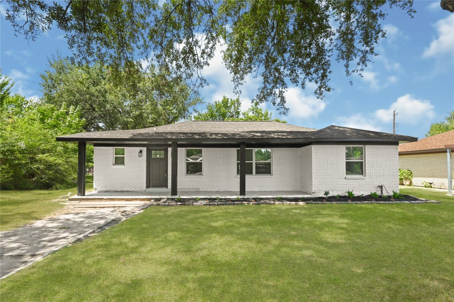 Property photo for 108 Chandler Drive, Baytown, TX