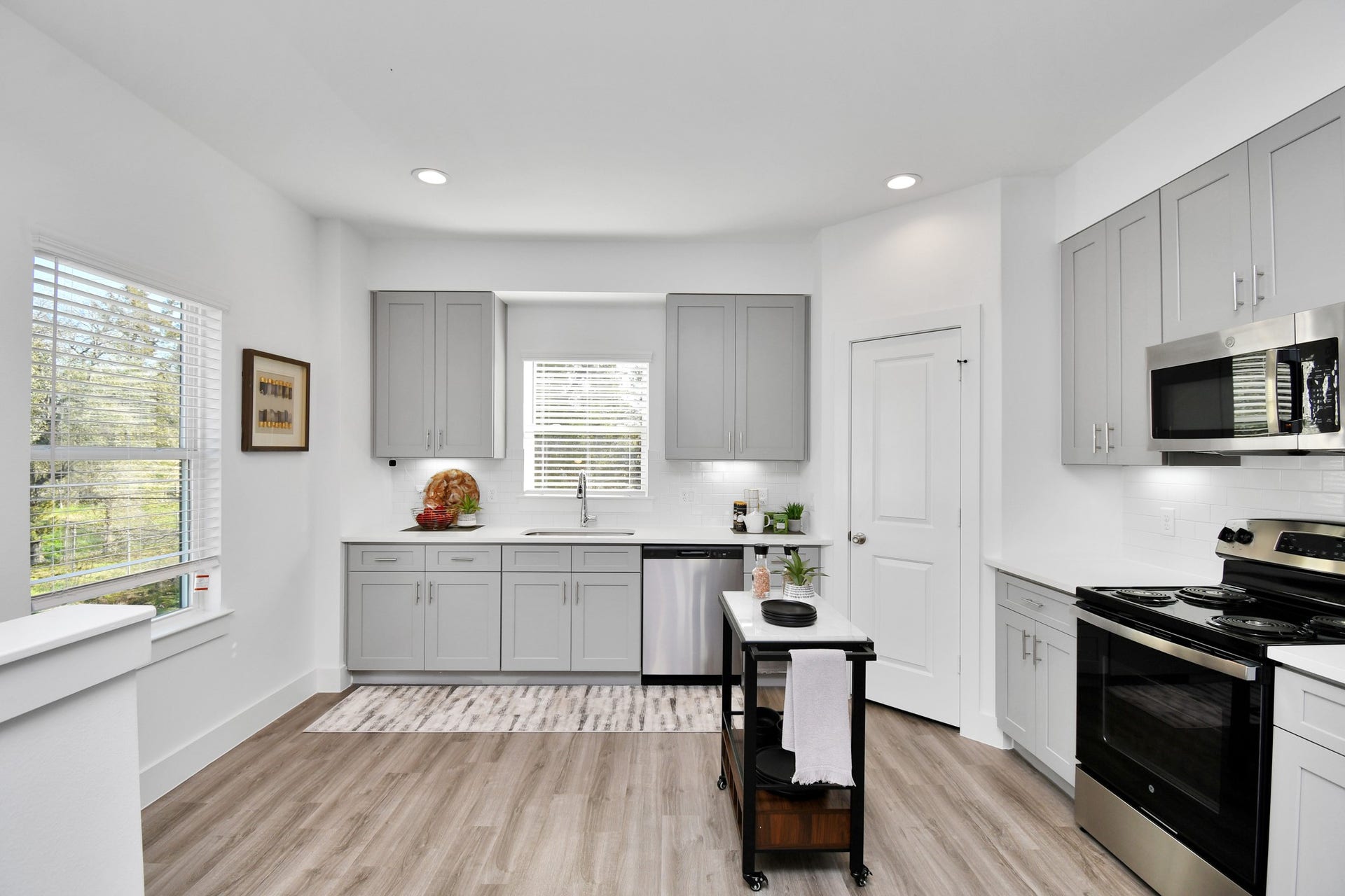 2002 Laverne Willow Lane, #A, Houston, TX 77080 Second floor Kitchen, Dinning and Living area